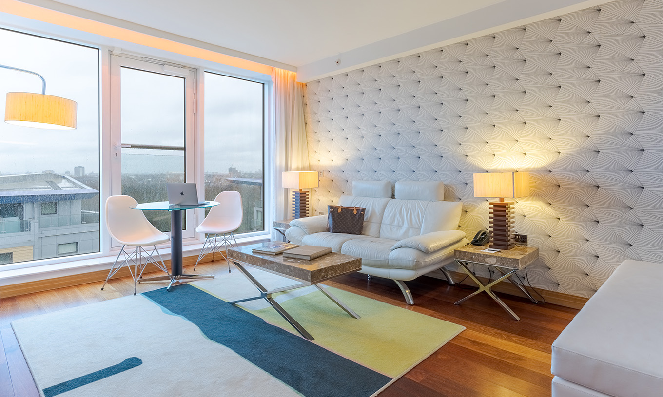 La Suite Ejecutiva con 1 Habitación del Pestana Chelsea Bridge tiene un sofá con mesa de centro, mesa con sillas y ventana