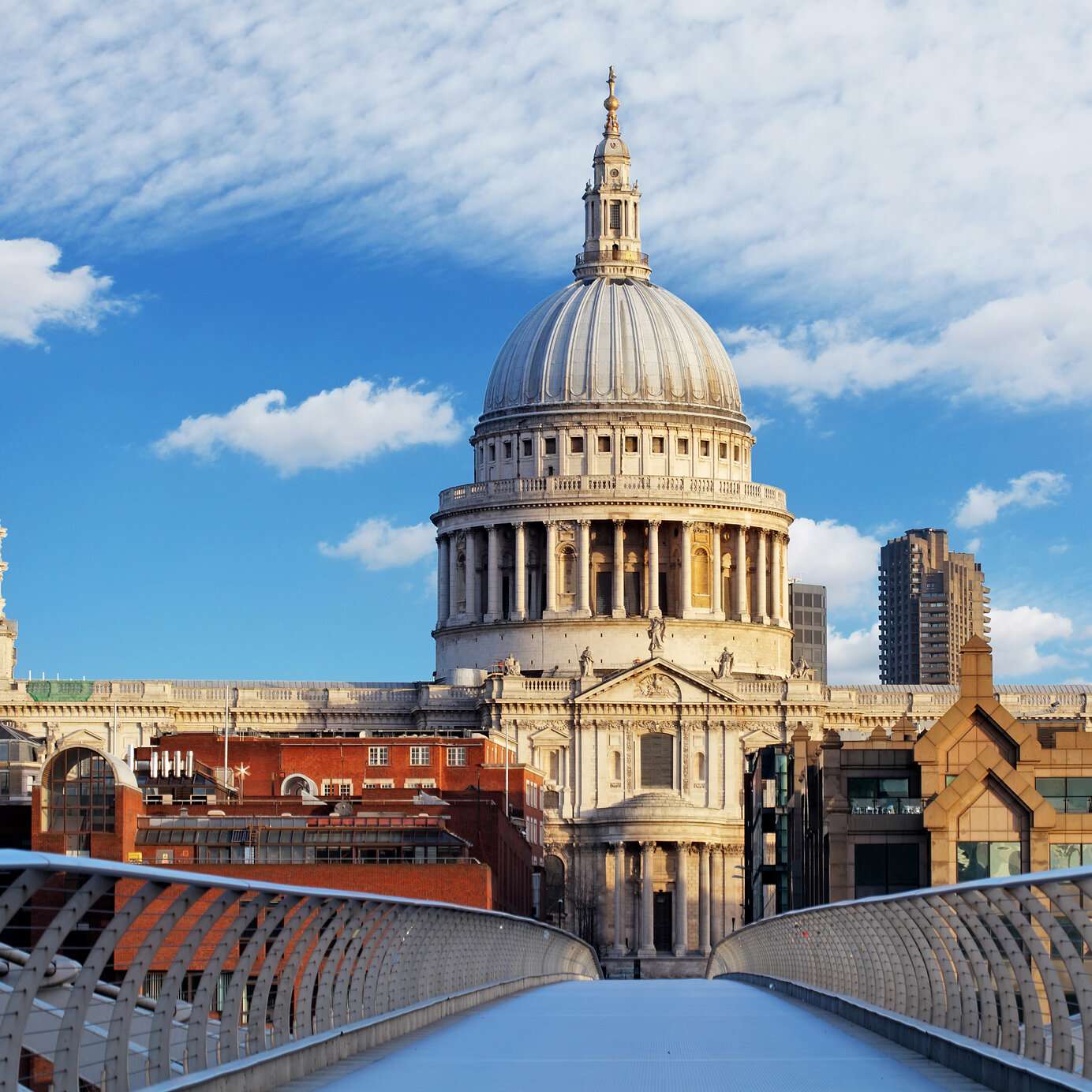 Hospédese en un hotel Pestana y explore los edificios históricos de Londres, Reino Unido, como la Catedral de San Pablo.