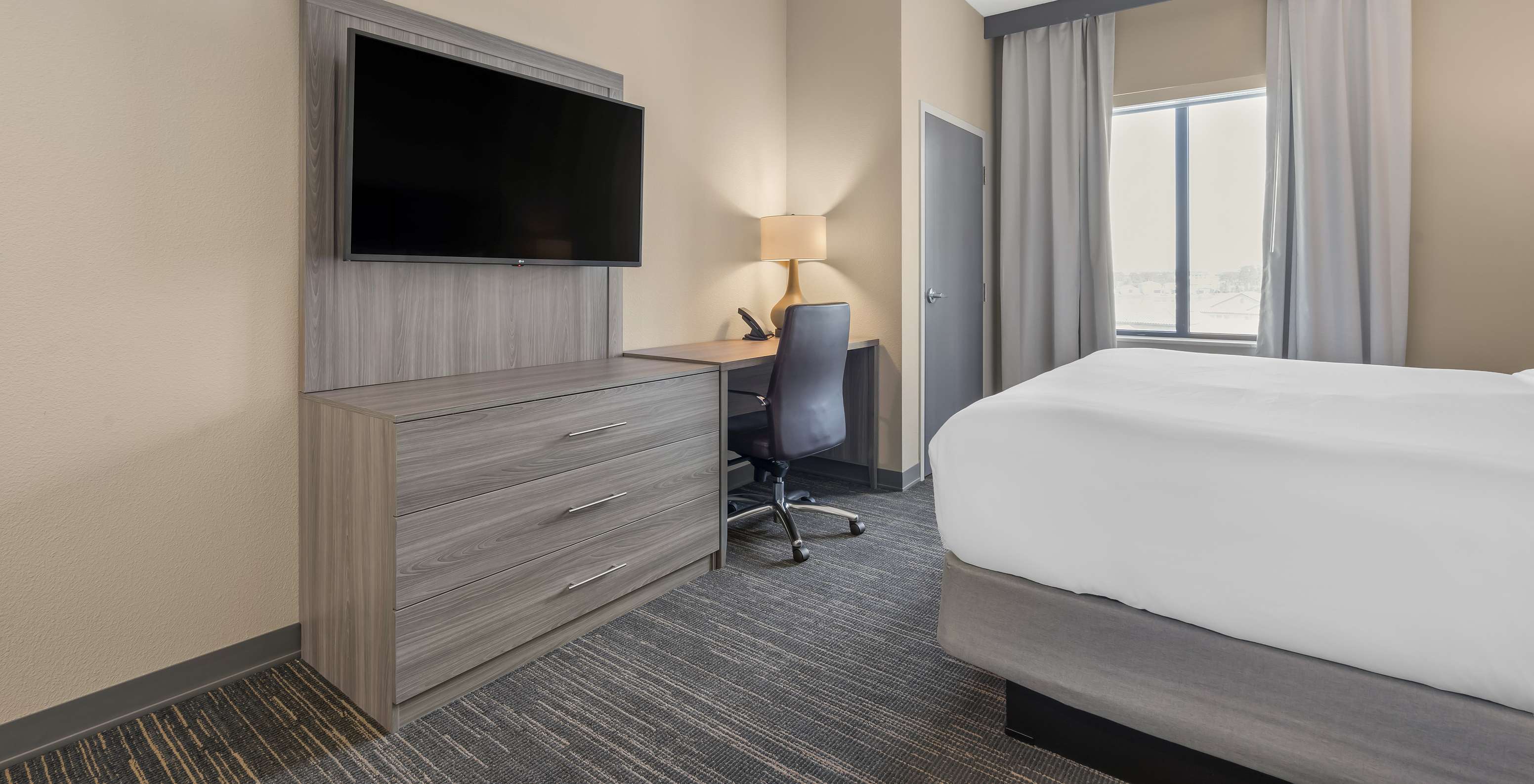 El Cuarto King del Pestana Orlando Suites Lake Buena Vista cuenta con televisión, escritorio y lámpara