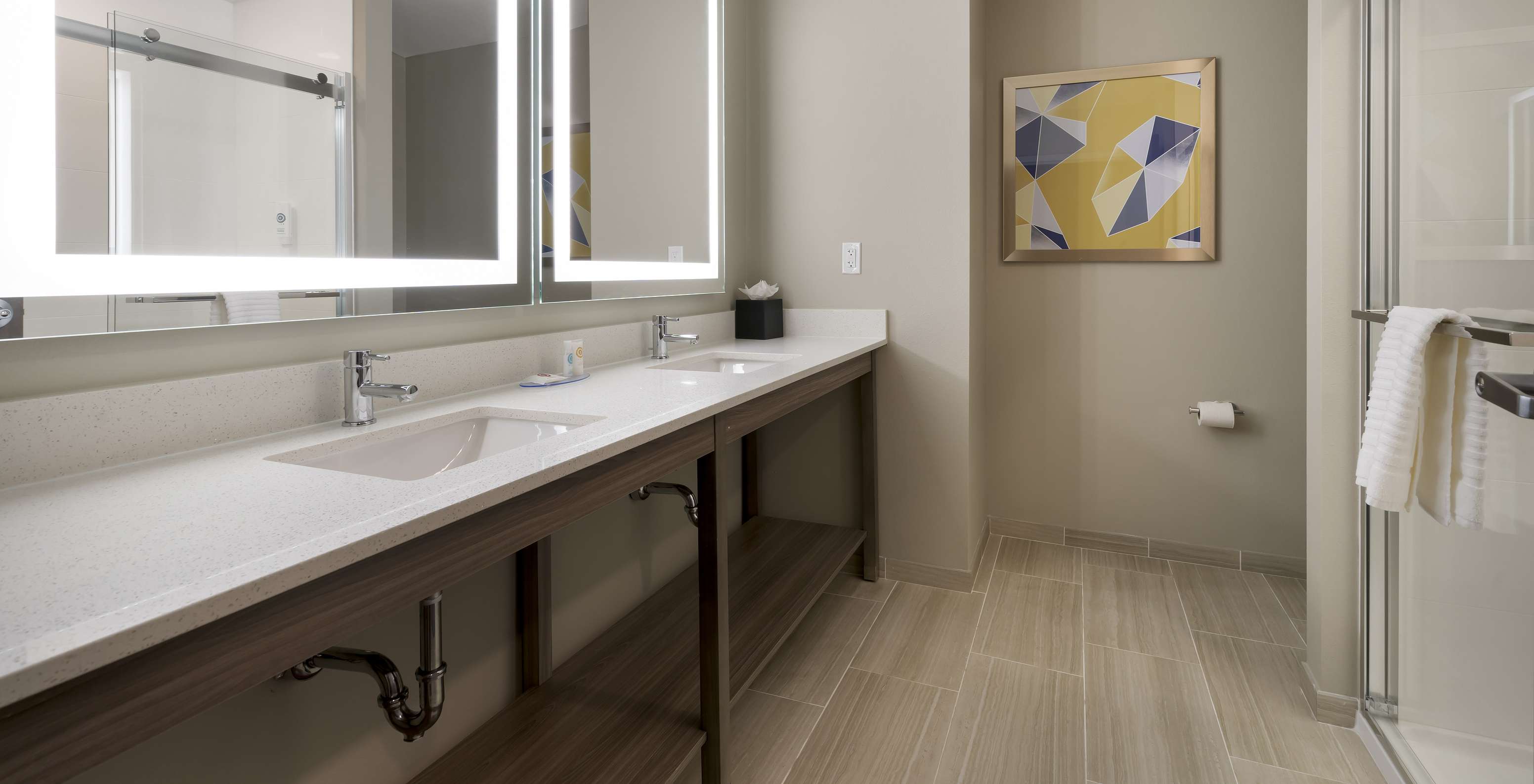 La Suite Master Doble Queen del Pestana Orlando Suites Lake Buena Vista cuenta con baño con dos espejos y lavabo