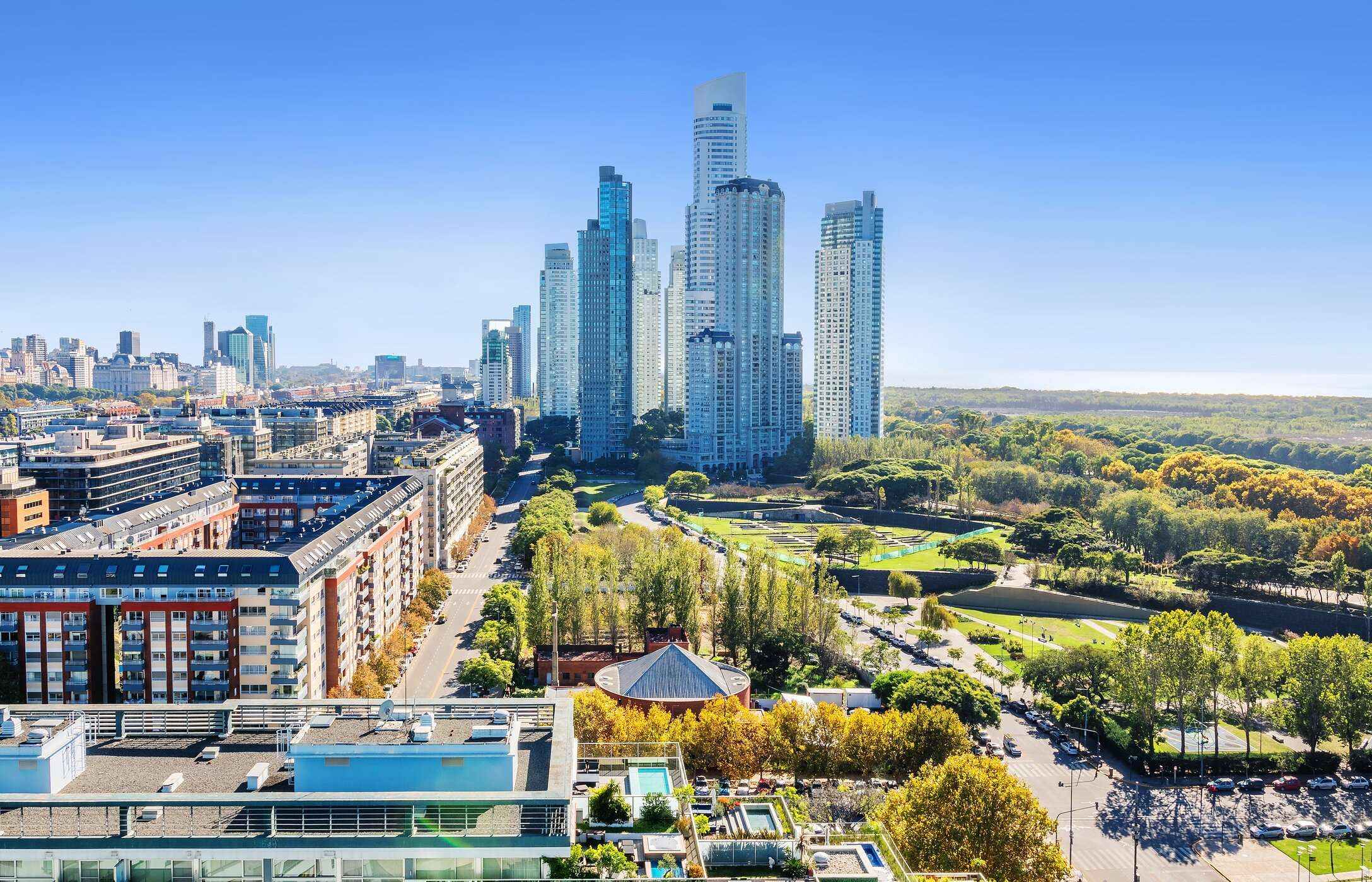 Vista aérea de Puerto Madero en Buenos Aires, destacando la arquitectura moderna de los edificios altos.