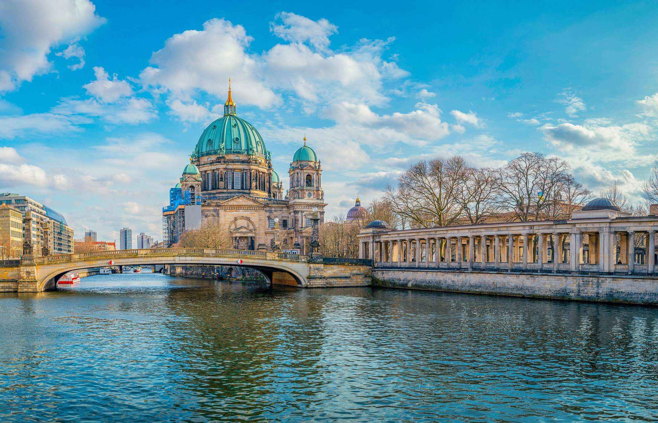 Vista de la famosa catedral de Berlín, con un puente peatonal en frente, y el río fluyendo por debajo