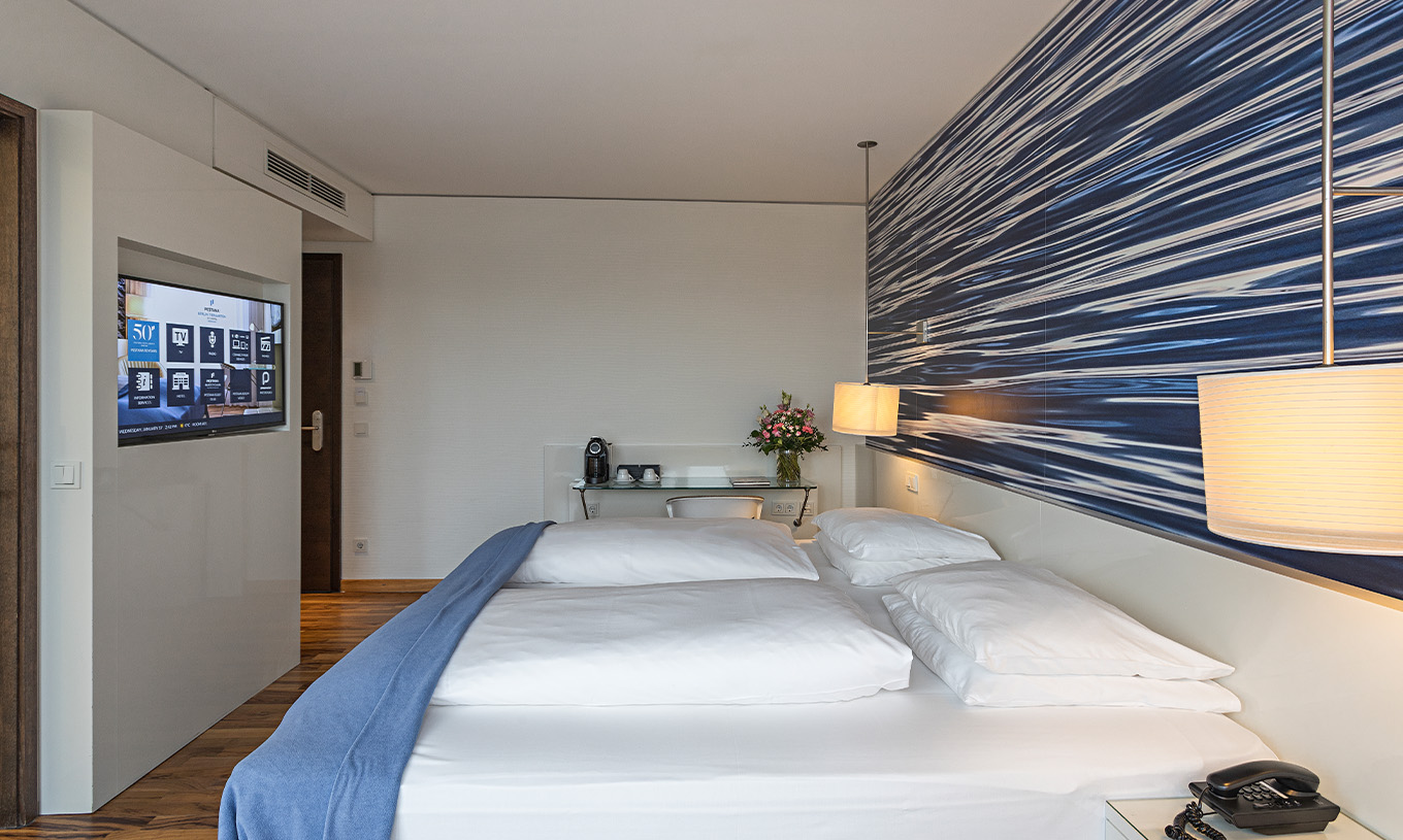 El Cuarto Premium con Balcón del Pestana Berlin Tiergarten tiene cama doble, televisión y escritorio