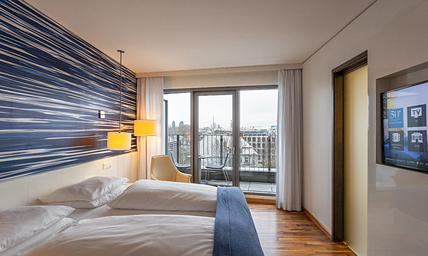 El Cuarto Premium con Balcón del Pestana Berlin Tiergarten tiene televisión, balcón con vista a la ciudad y un sillón