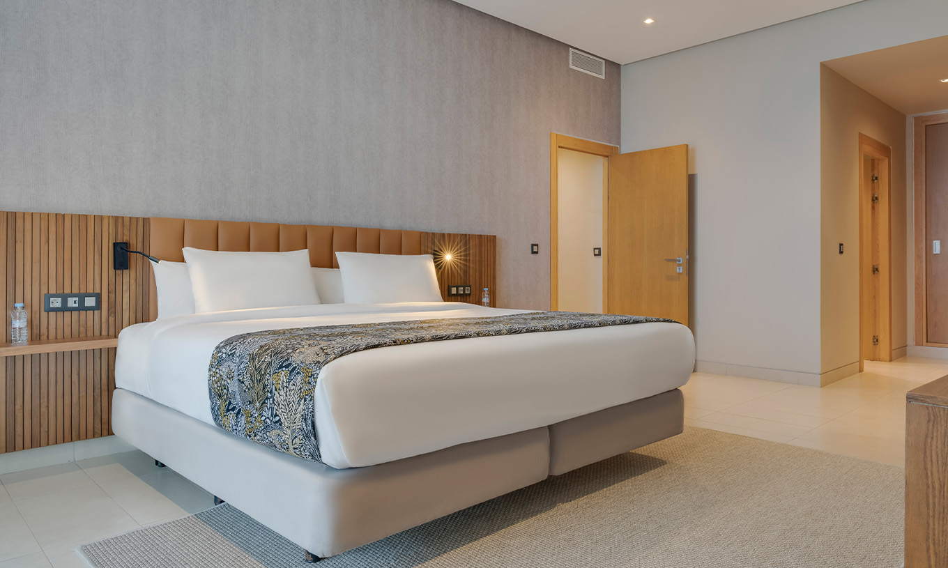 La Suite Familiar del Pestana Casablanca tiene un cuarto amplio con cama de matrimonio y decoración moderna