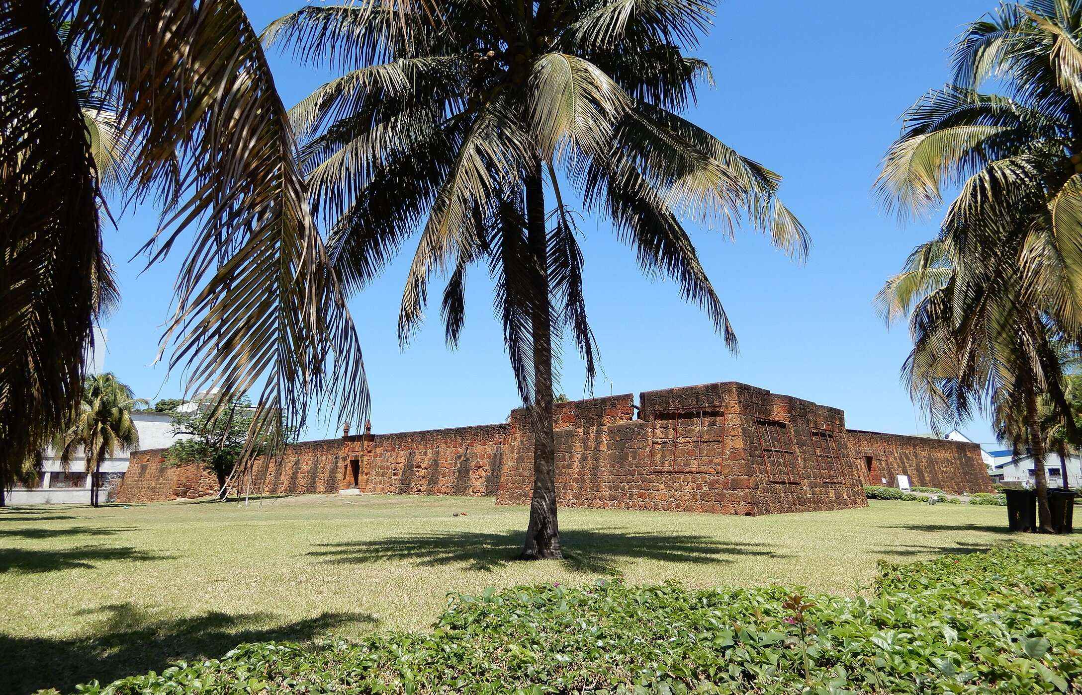 La Fortaleza de Maputo, uno de los principales monumentos históricos de la capital de Mozambique, rodeada de vegetación