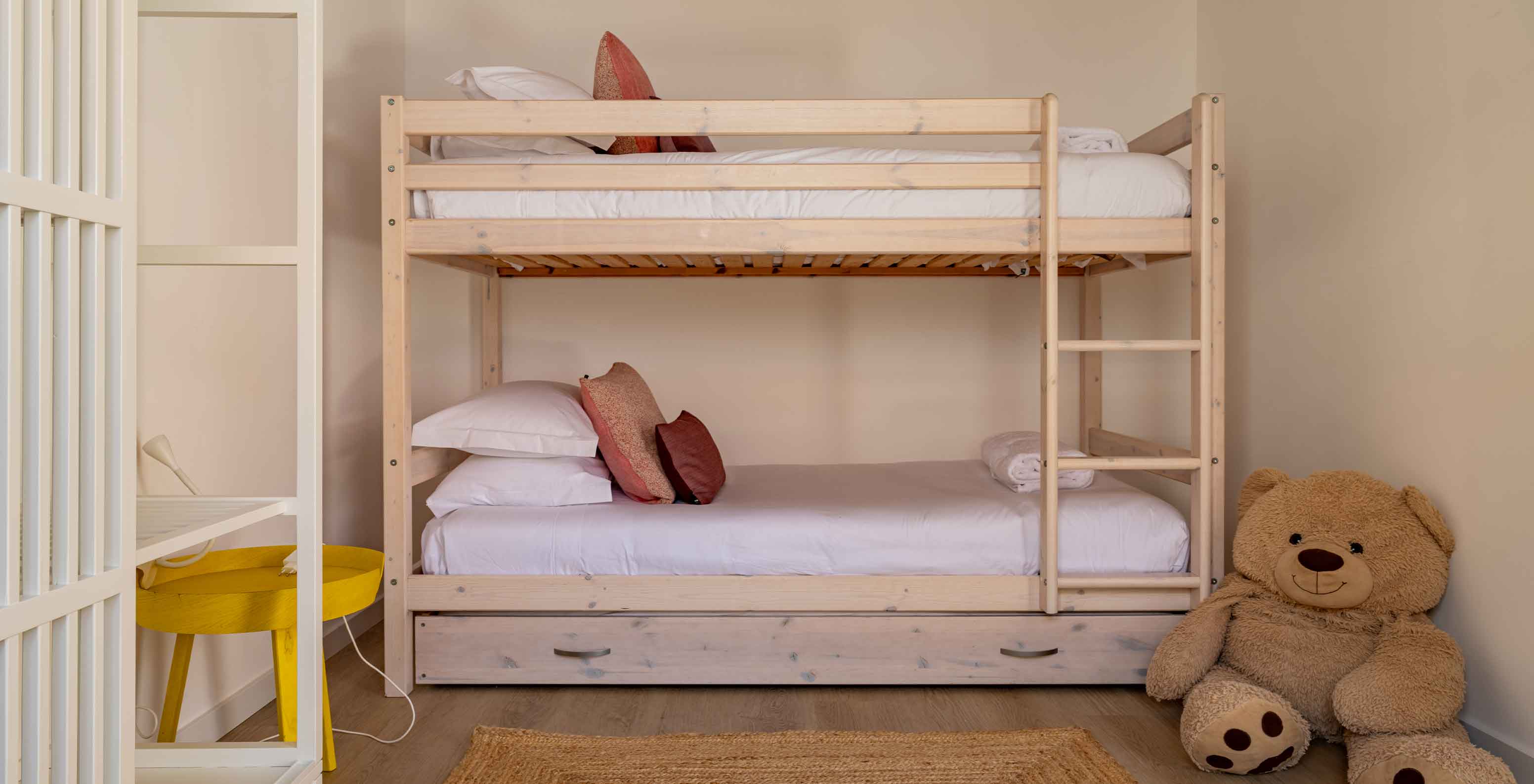 La Premium Green Villa de Pestana Comporta Village Residences tiene una litera de madera con dos camas y un oso de peluche