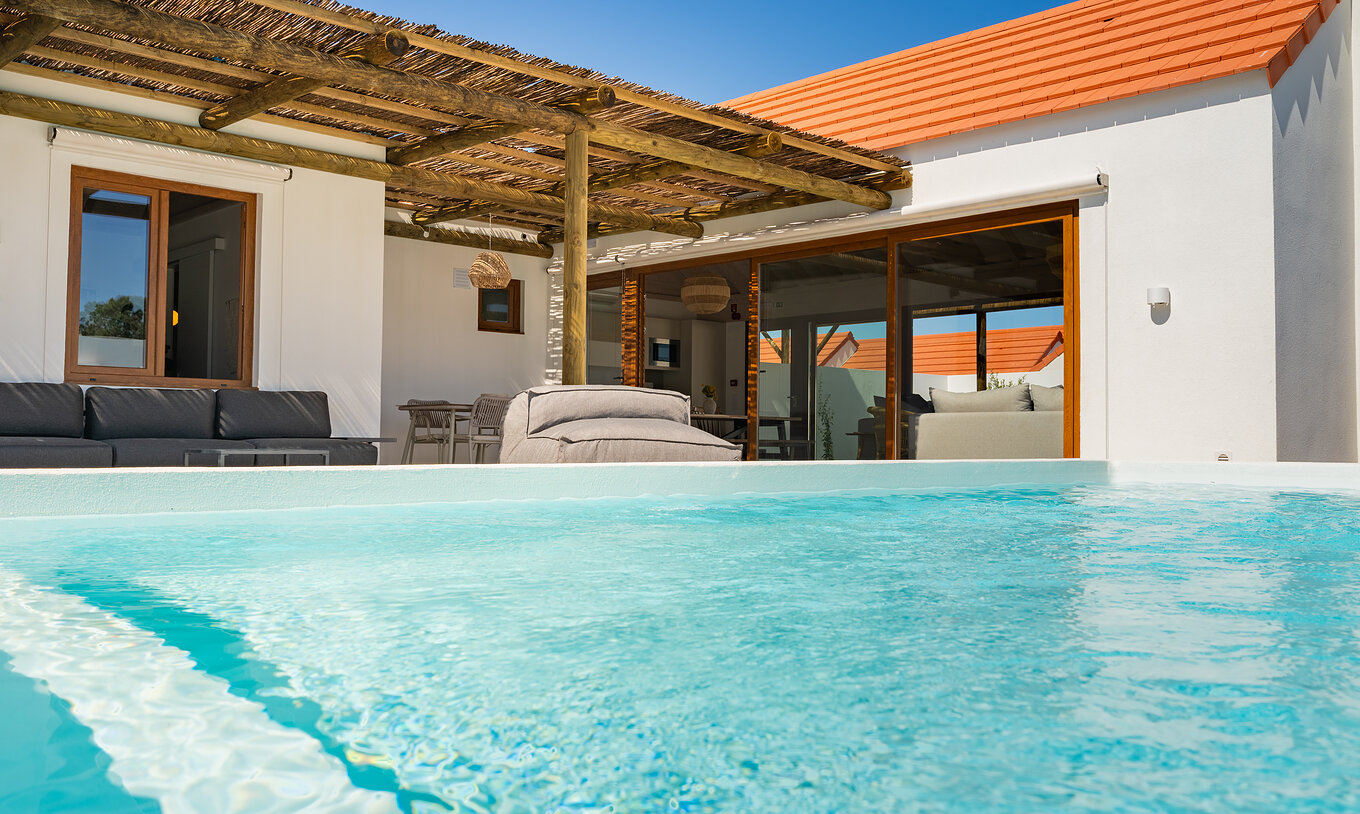 La Premium Green Villa de Pestana Comporta Village Residences tiene una piscina exterior, una zona con sofás y una mesa