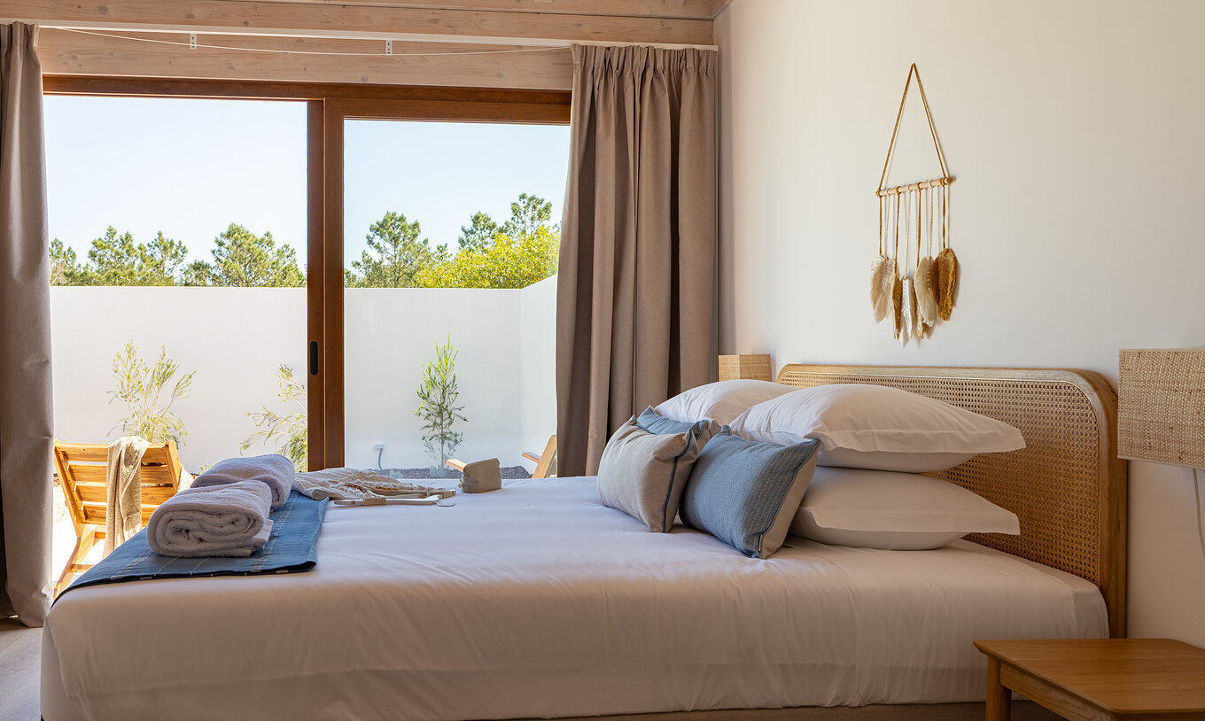 La Premium Green Villa de Pestana Comporta Village Residences tiene un dormitorio con cama doble y una gran ventana