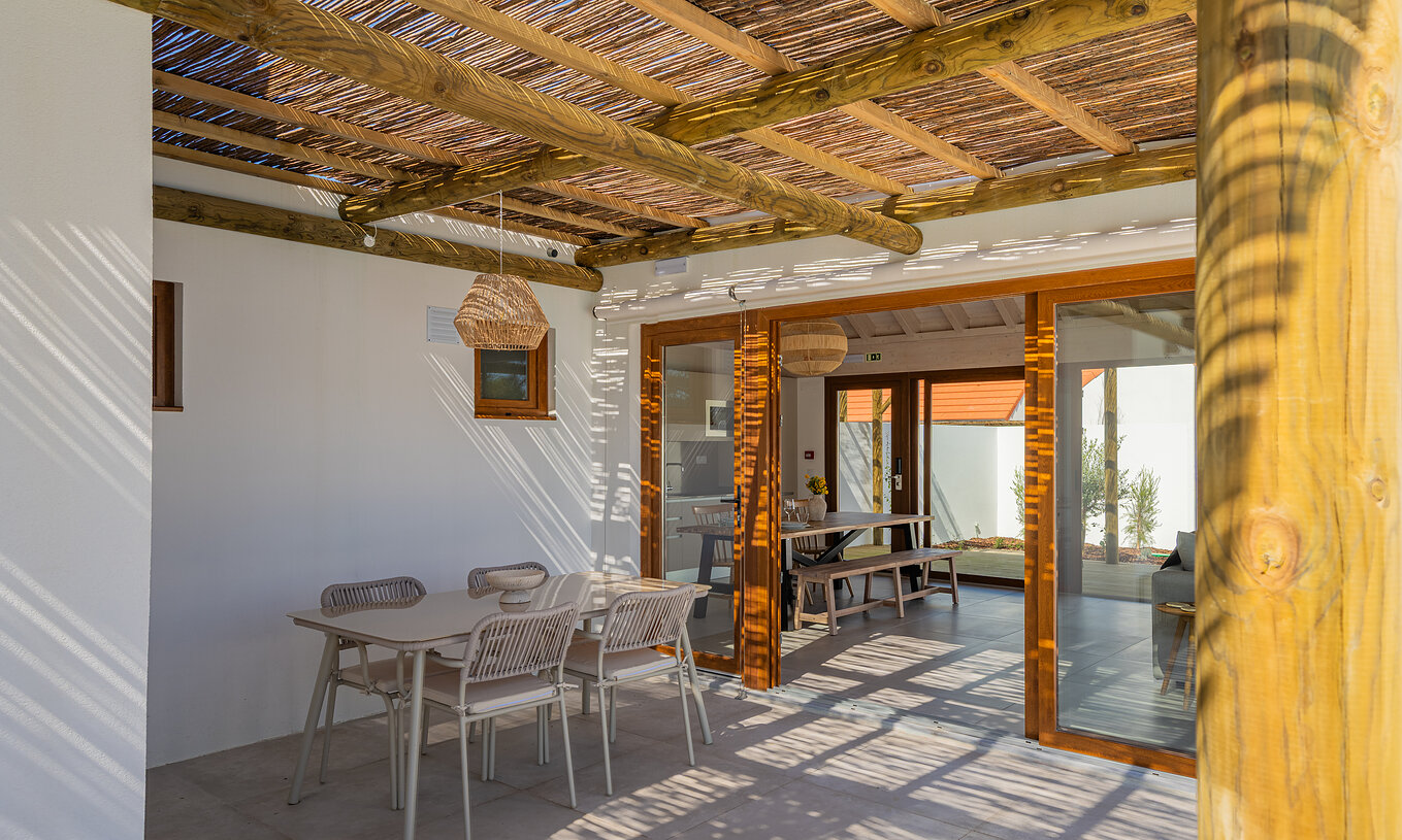 La Premium Villa de Pestana Comporta Village Residences tiene un patio cubierto con mesa que da acceso al interior