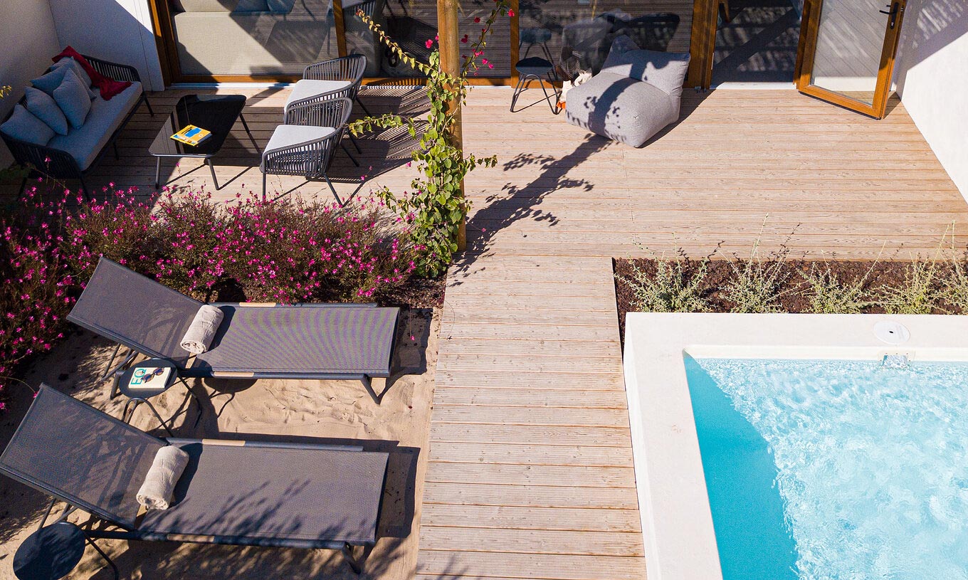 La Standard Villa T1 de Pestana Comporta Village Residences tiene una terraza con piscina, tumbonas y plantas