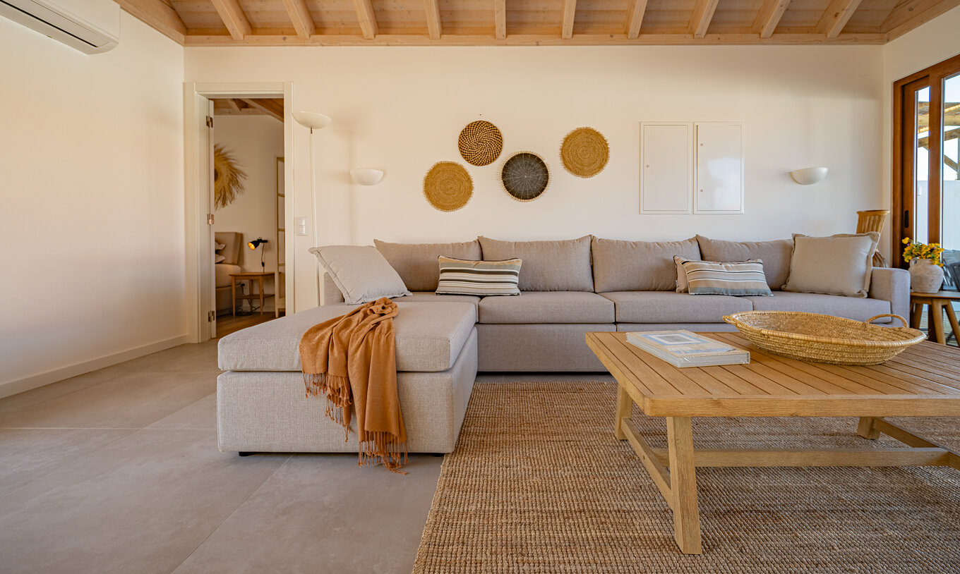 La Superior Green Villa de Pestana Comporta Village Residences tiene una sala de estar con sofá gris y mesa