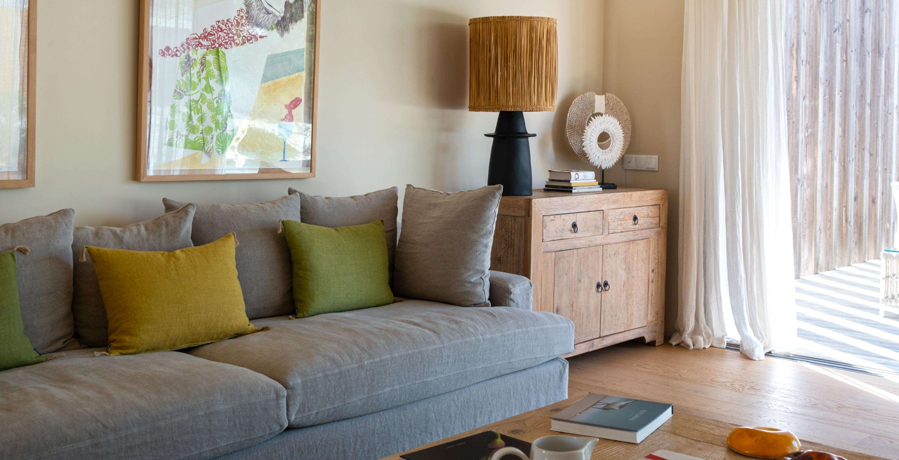 La villa exclusiva con piscina del Pestana Tróia Eco Resort tiene una sala de estar con un sofá y ventana grande con cortinas