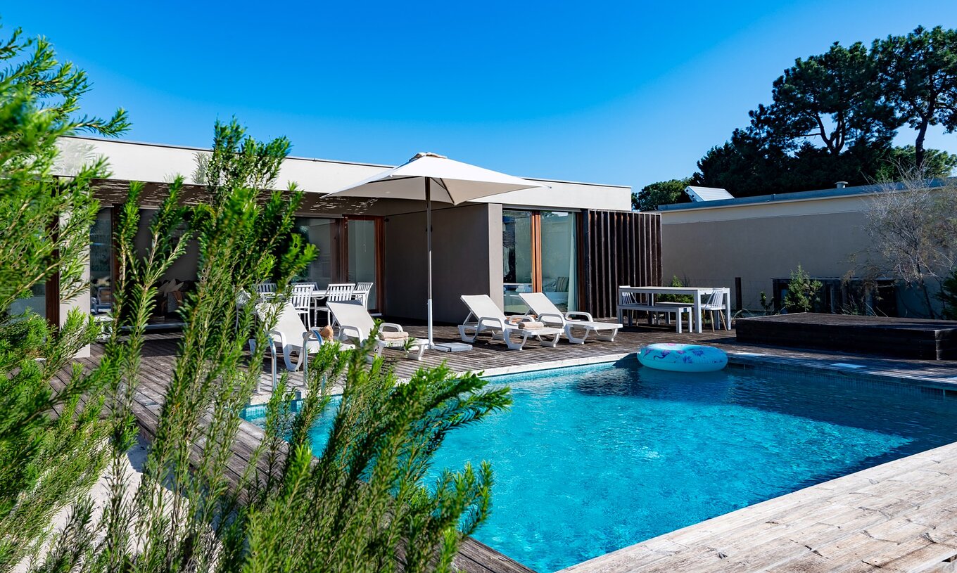 Las Villas de 4 Habitaciones del Pestana Tróia Eco Resort tienen varias tumbonas, un sombrilla y un flotador