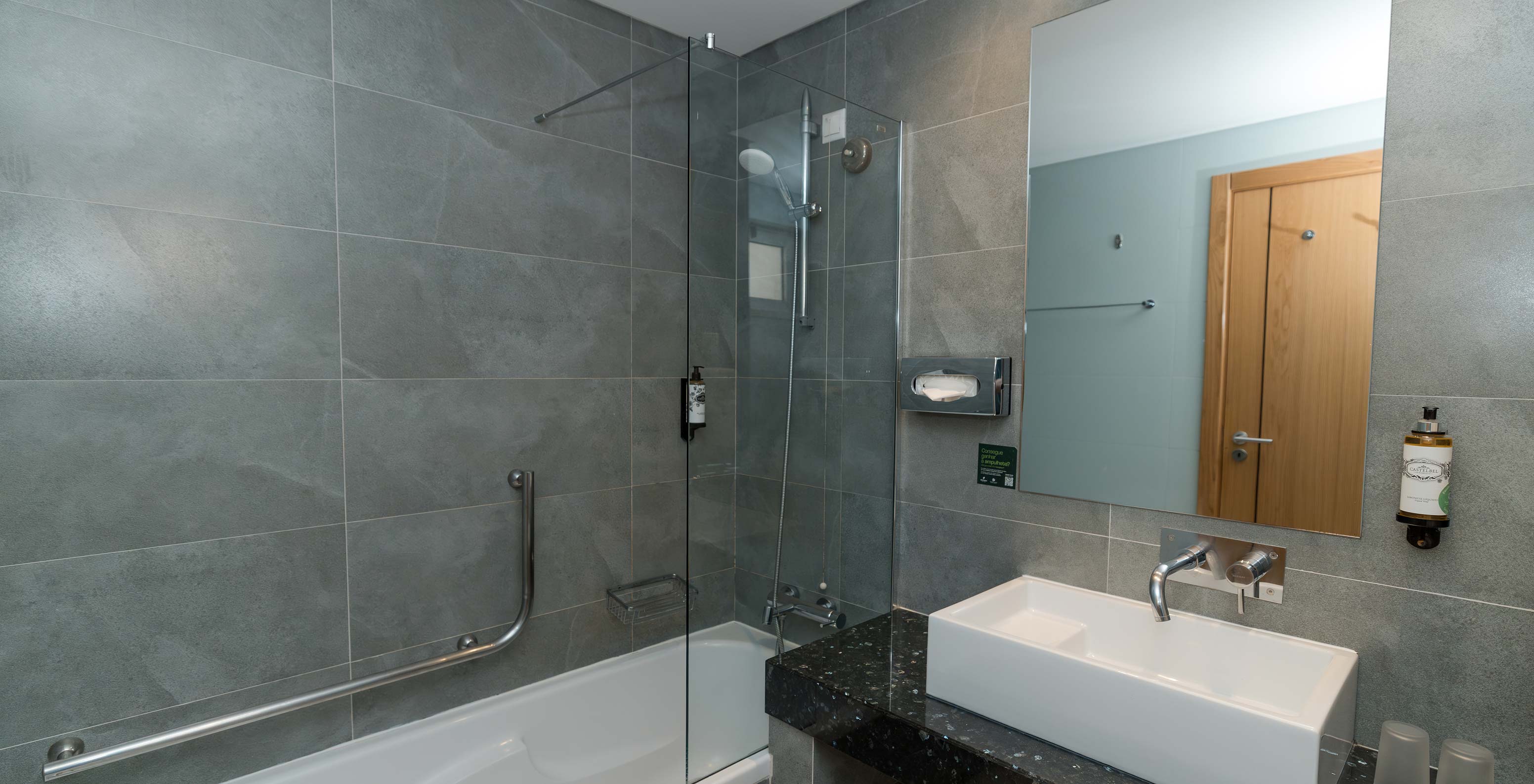 Apartamento T1 Vista Jardín en Pestana Alvor Beach Villas tiene un baño con bañera y lavabo con espejo