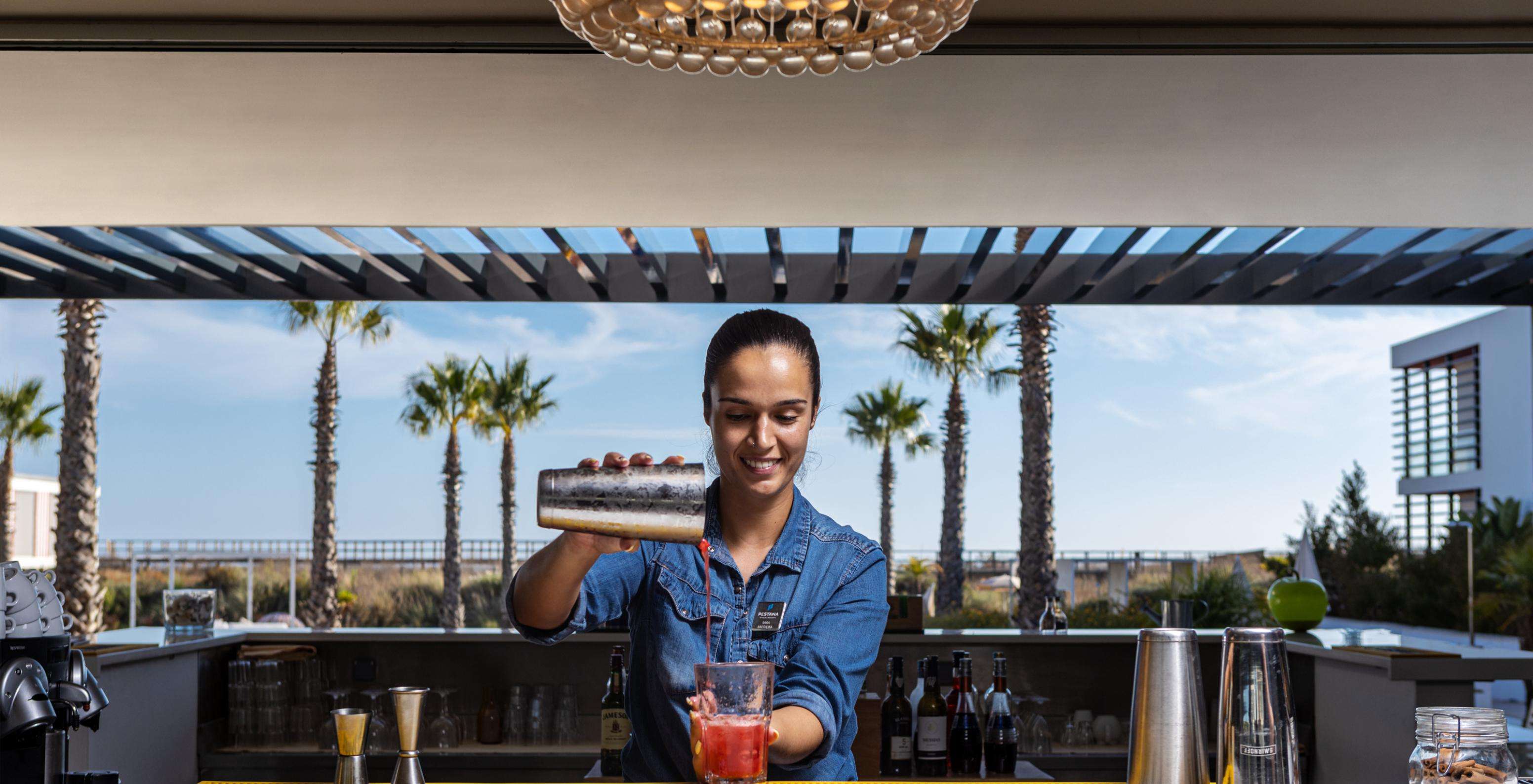 El Bar Sunset, con un ambiente relajado, es el lugar perfecto para disfrutar de cócteles creativos y deliciosos