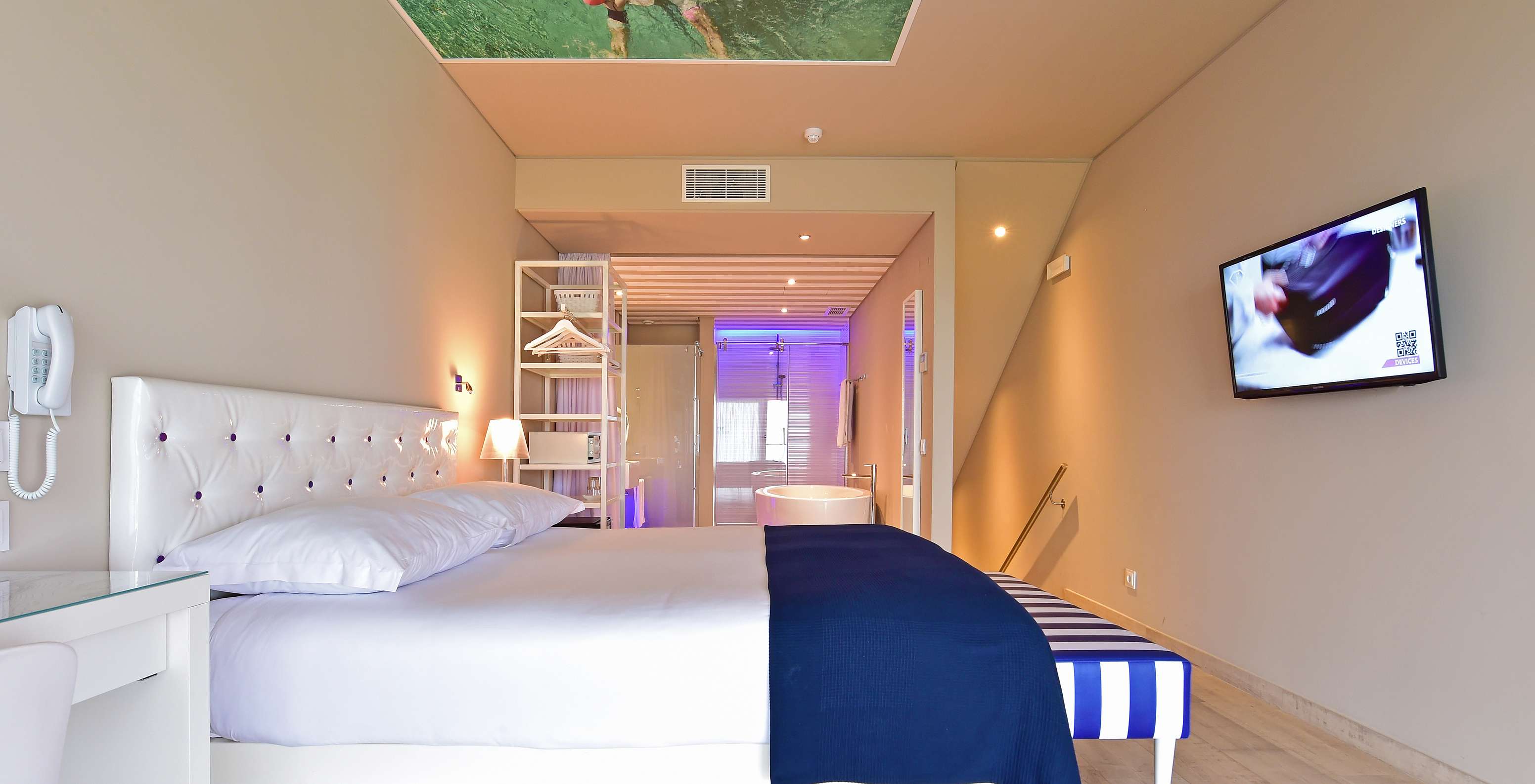 El Deluxe Vista Mar del Pestana Alvor South Beach tiene cama matrimonial con baño en open space