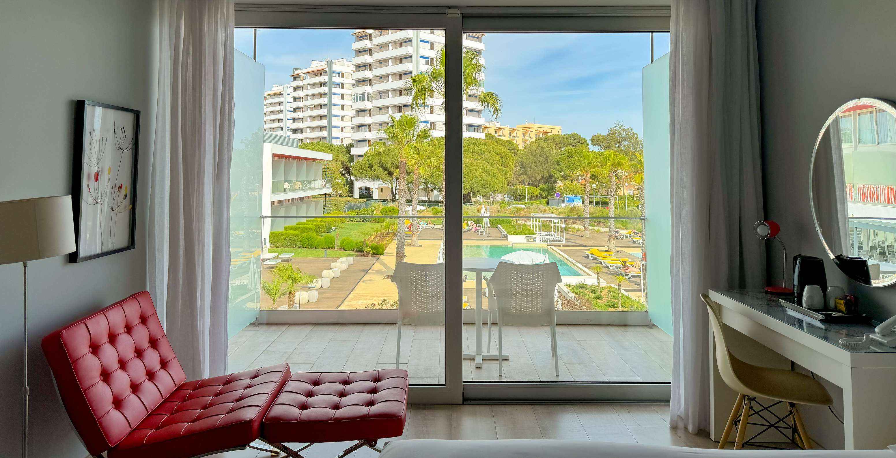 El Superior Deluxe Vista Piscina del Pestana Alvor South Beach tiene terraza con mesa y dos sillas, y vista a la piscina