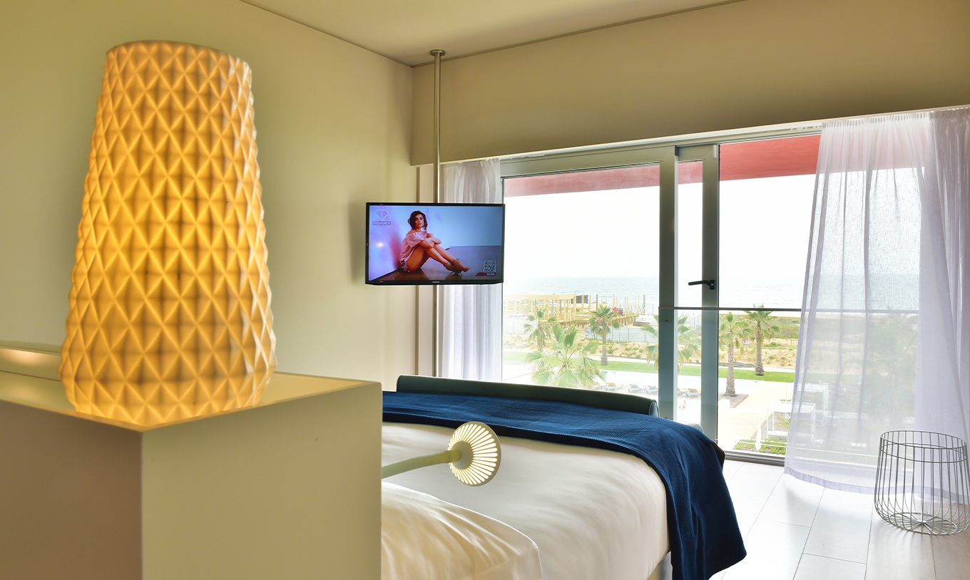 El Deluxe Vista Mar del Pestana Alvor South Beach tiene una cama doble una tele y una ventana