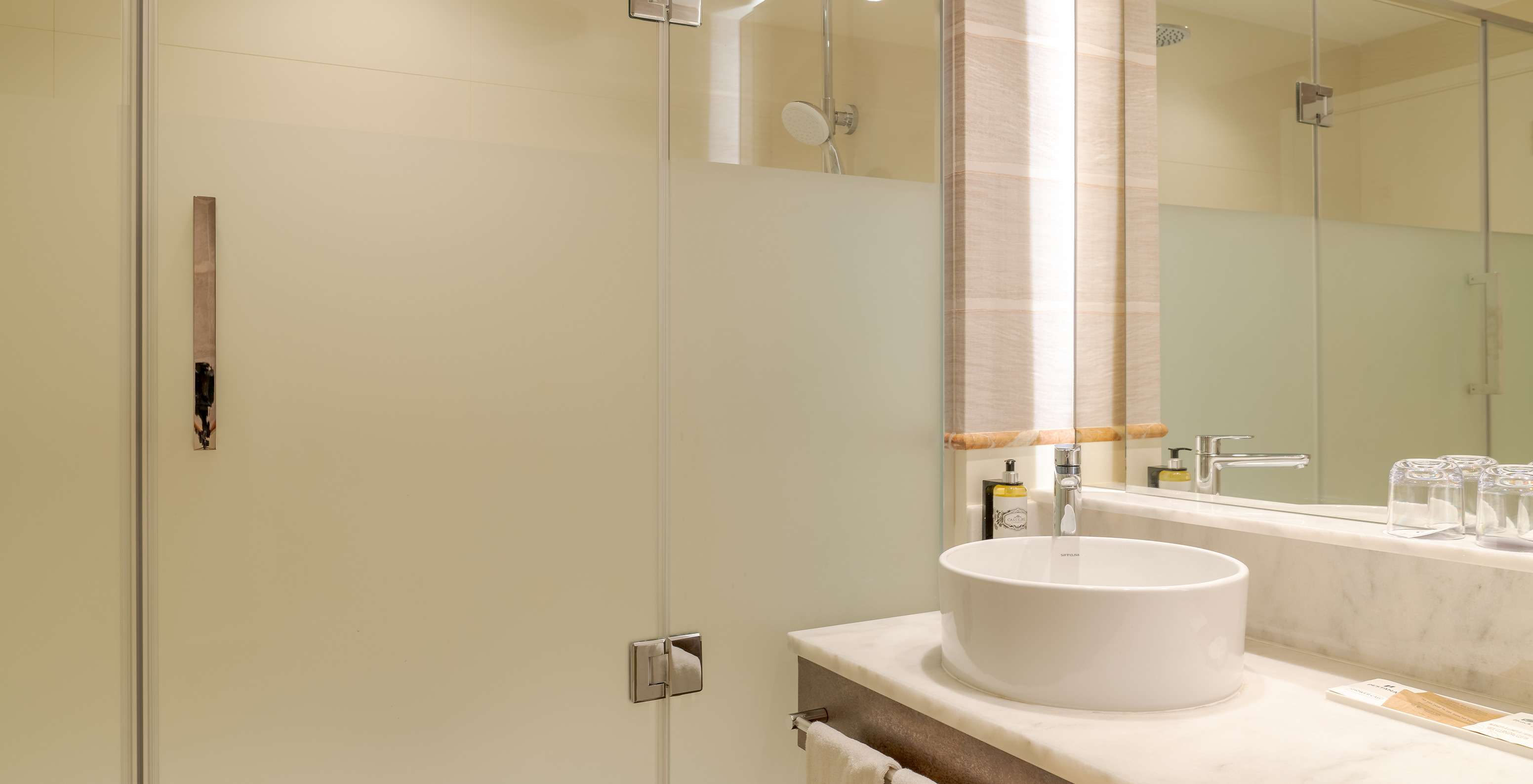 El Cuarto Familiar del Pestana Blue Alvor Beach tiene baño con lavabo, espejo, toallas y ducha