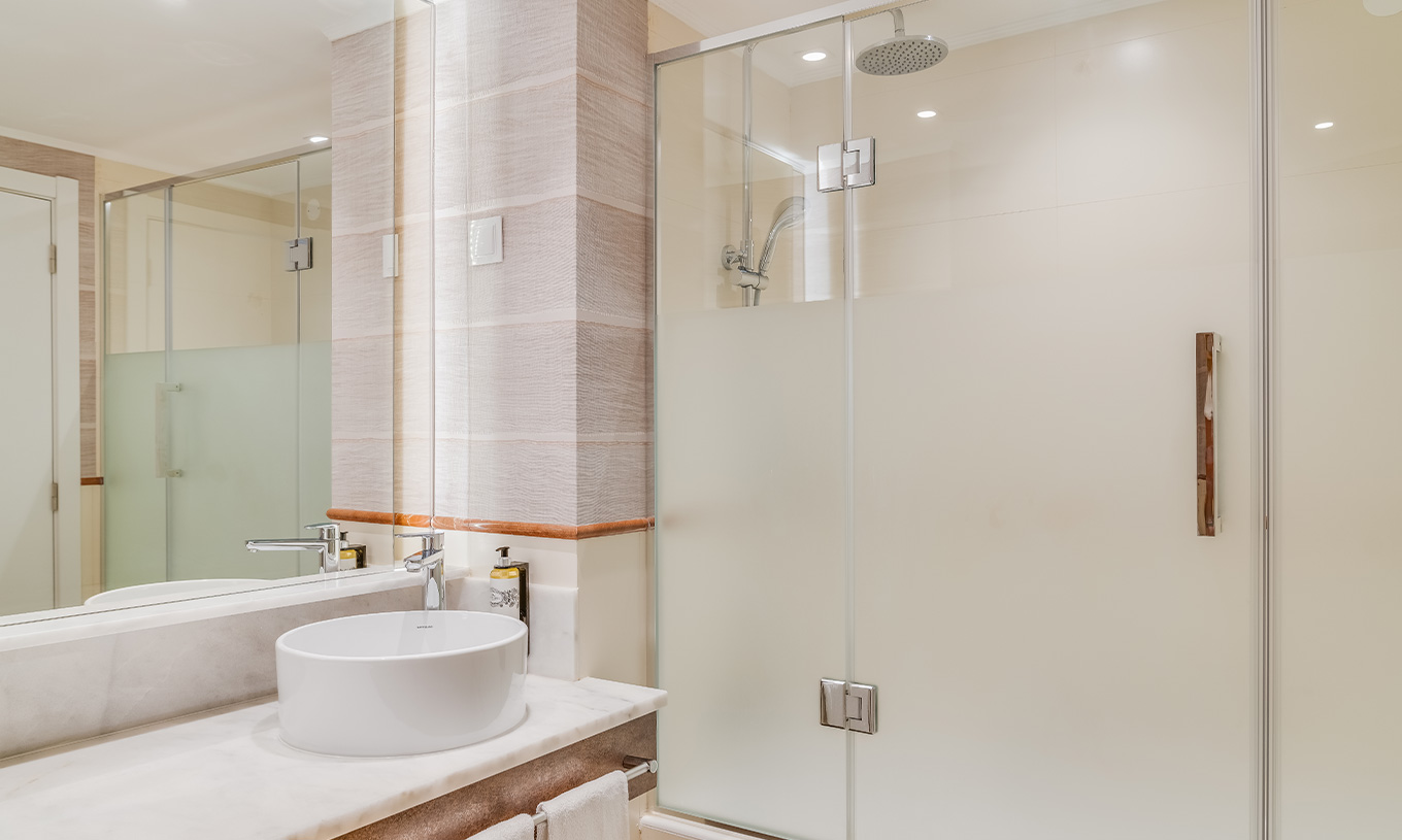 El Cuarto Clásico Vista Mar del Pestana Blue Alvor Beach tiene baño con lavabo, espejo y ducha