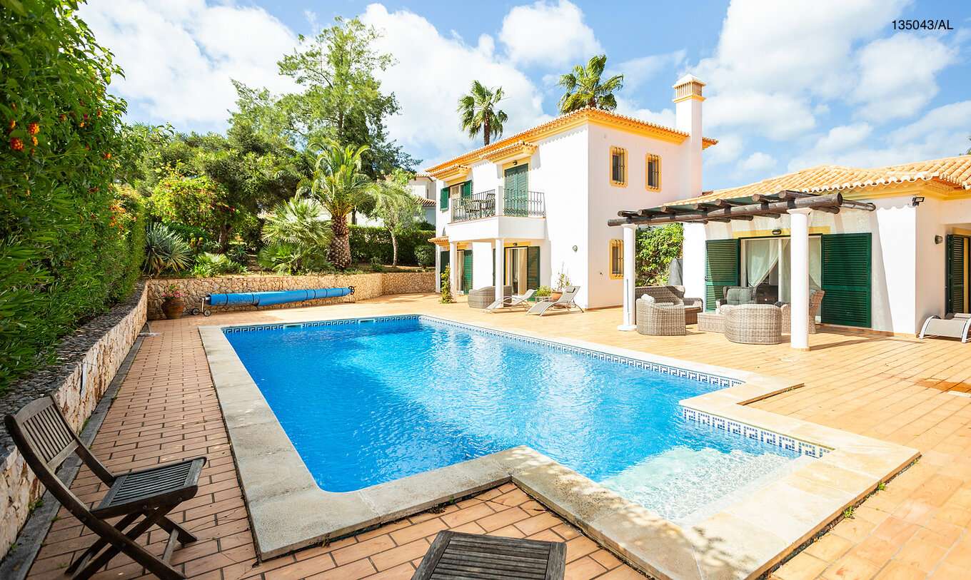 La villa Pestana Carvoeiro Golf V4 Estándar tiene un patio exterior con piscina y árboles alrededor