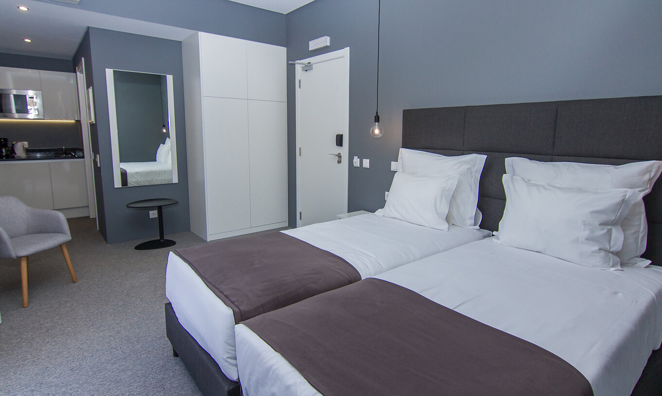 La Habitación Clásica del Pestana Gramacho Residences es moderna, con 2 camas, cocina y zona de estar