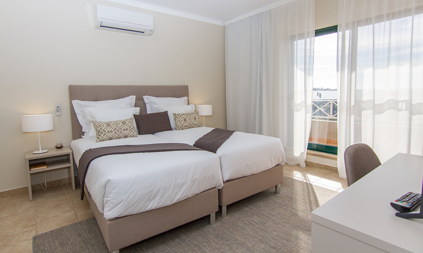 El Apartamento T2 del Pestana Gramacho Residences tiene dos camas individuales, aire acondicionado y una ventana con balcón