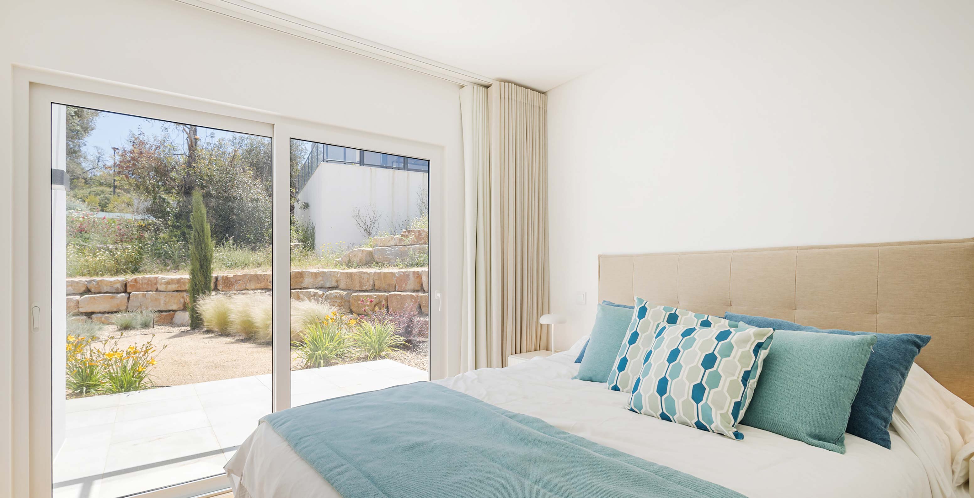 Villa en Pestana Valley Nature Village con una cama con vistas al exterior