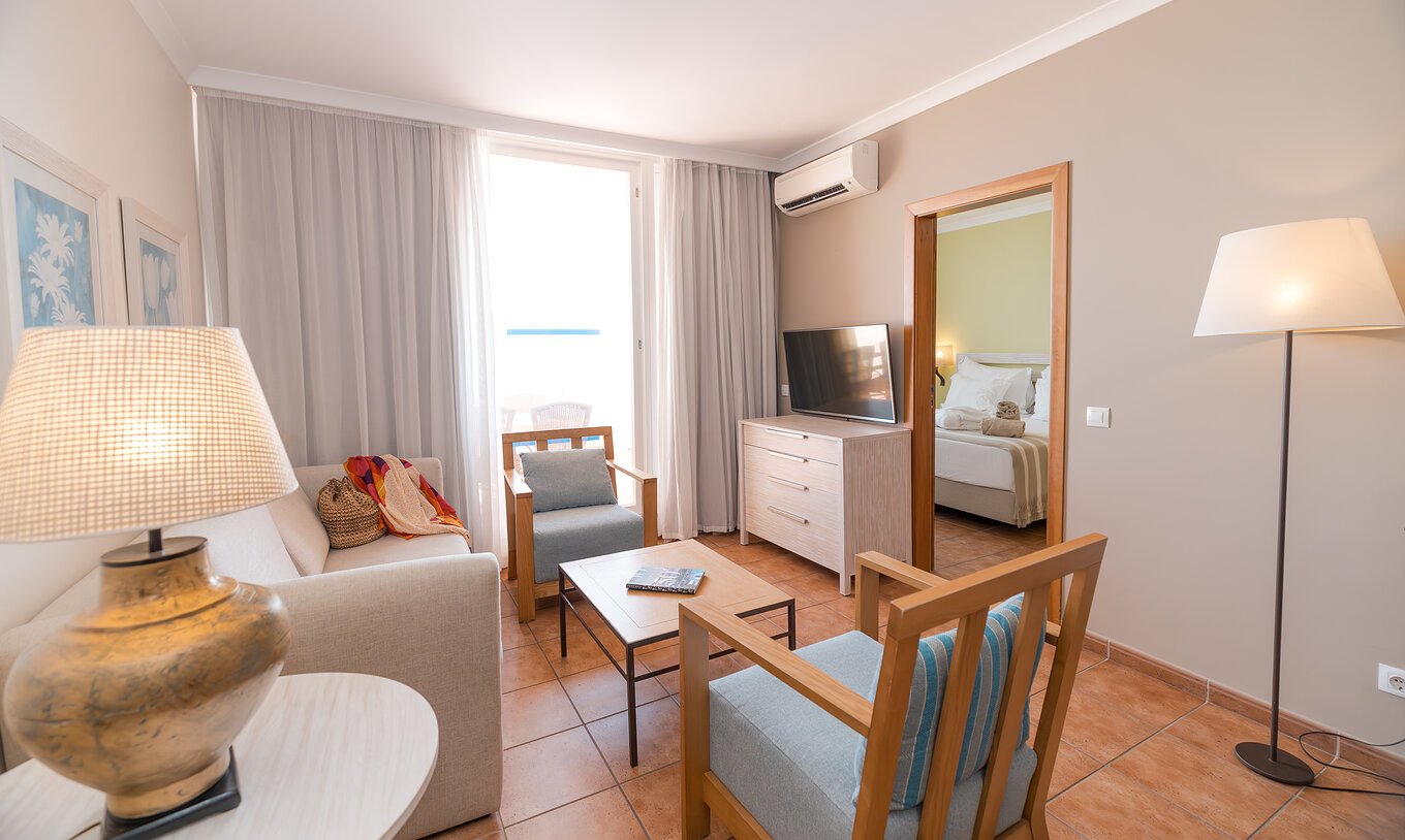 La Suite Vista Mar del Pestana Viking tiene sala con sofá, sillones, televisión, aire y acceso al balcón