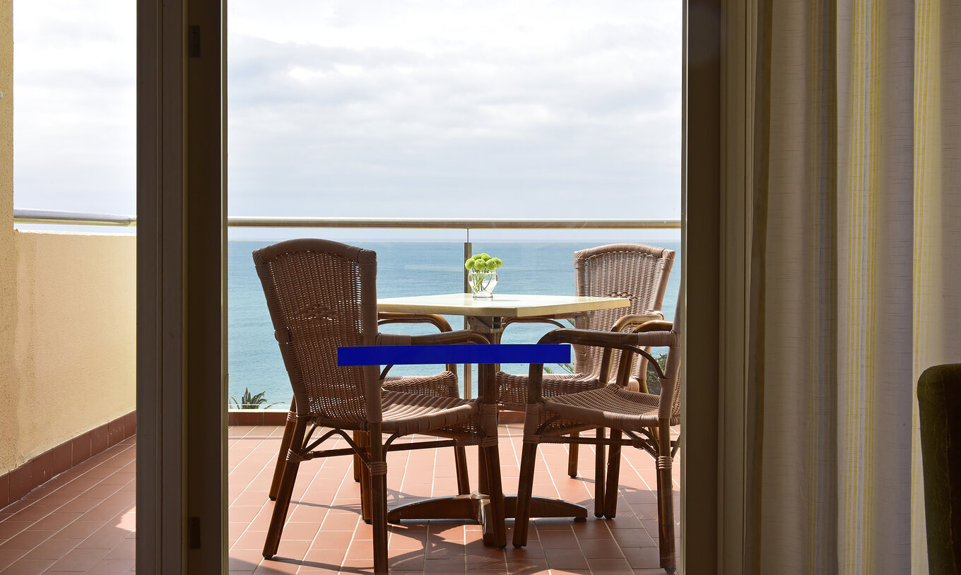 La Suite Superior Vista Mar del Pestana Viking cuenta con una terraza, con una mesa y dos sillas, y vista al mar