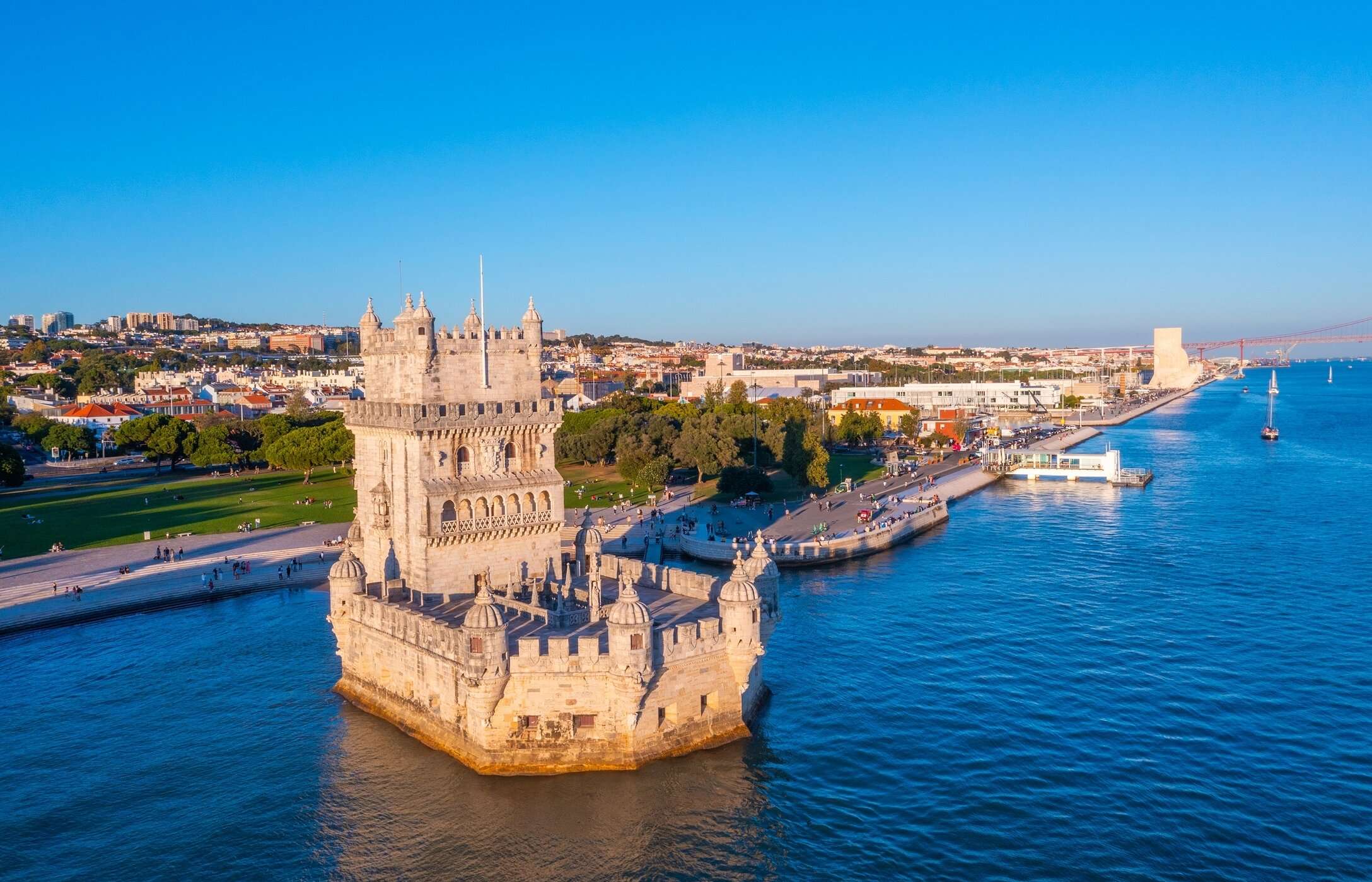 La Torre de Belém, símbolo de Lisboa, impresiona con su arquitectura manuelina y vistas deslumbrantes del Tajo