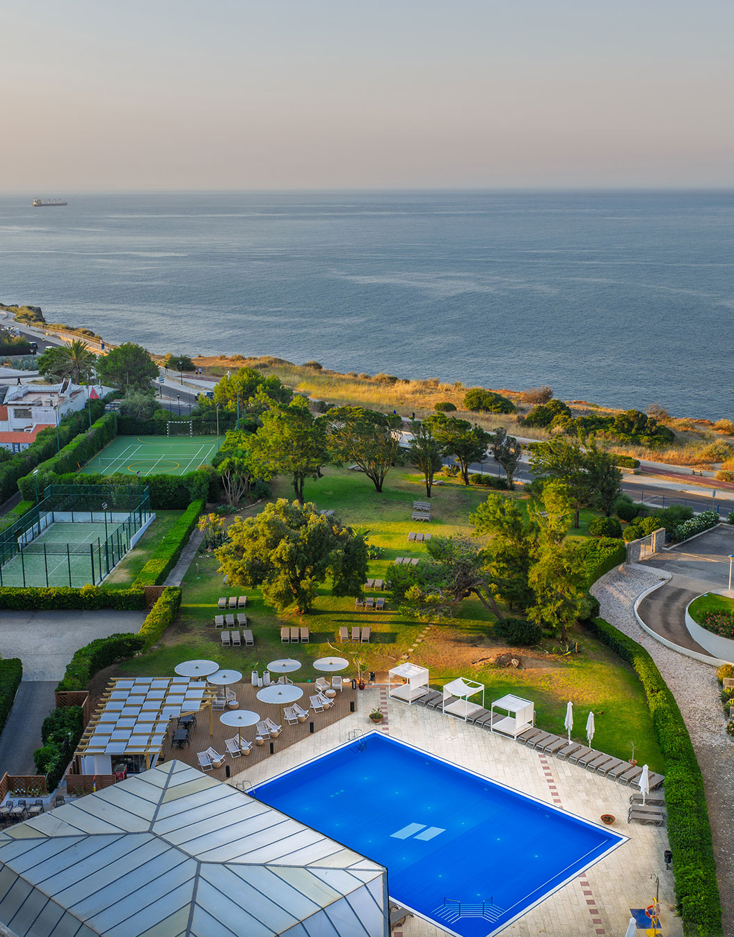 Vista aérea del Pestana Cascais, un hotel de 4 estrellas en Cascais, con piscina exterior y vista al mar