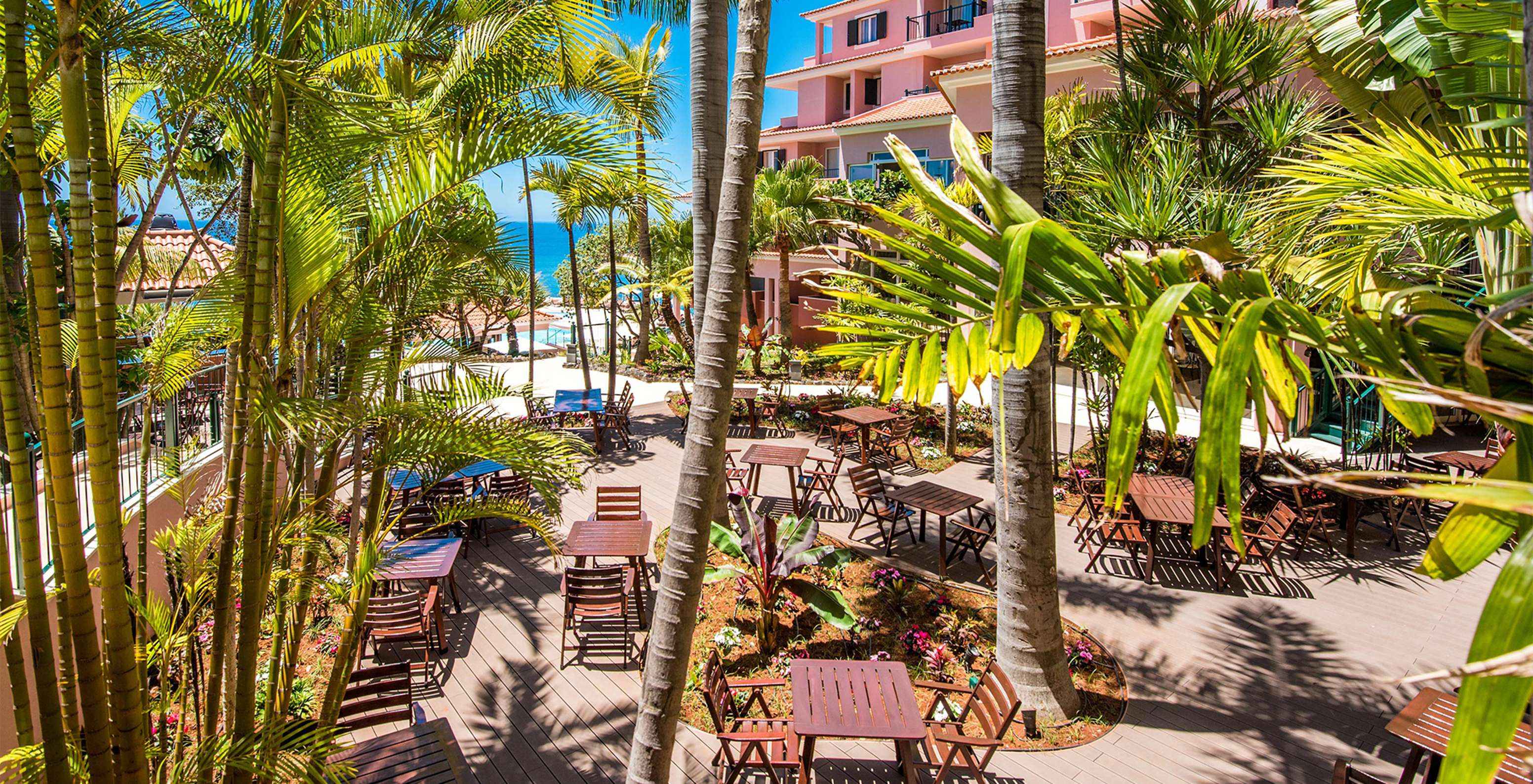 Pestana Royal All Inclusive, hotel cerca de la playa, con un jardín con palmeras y mesas