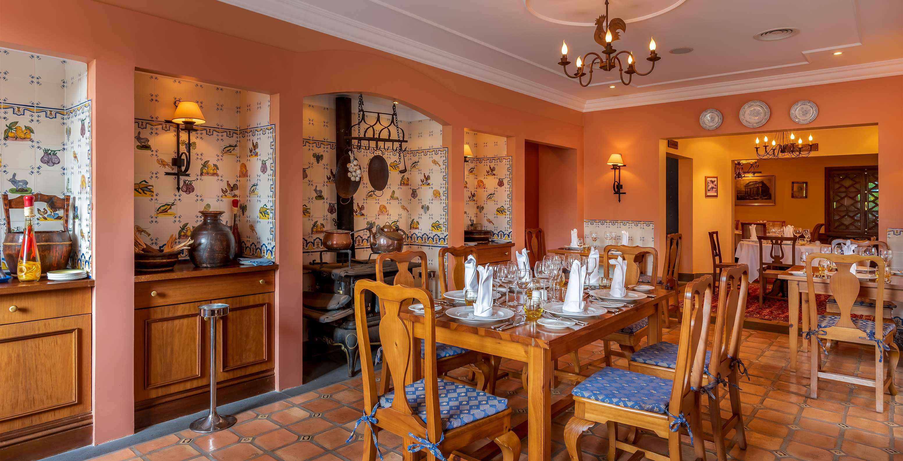 El Restaurante Mediterráneo, del Hotel Romántico en Funchal, Madeira, tiene decoración antigua y varias divisiones