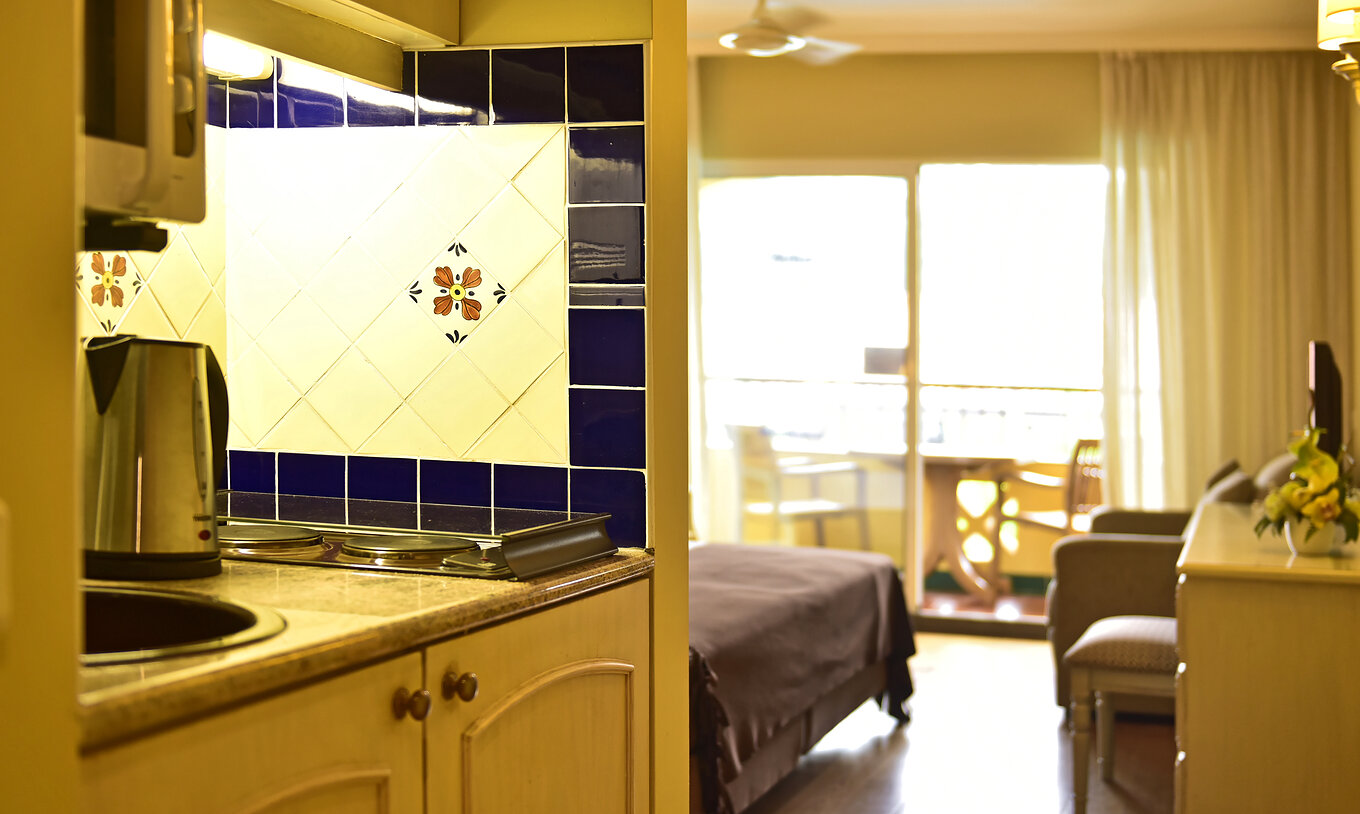 El Studio Classic del Pestana Village tiene una cocina con fogones y hervidor, con balcón y cama de casal