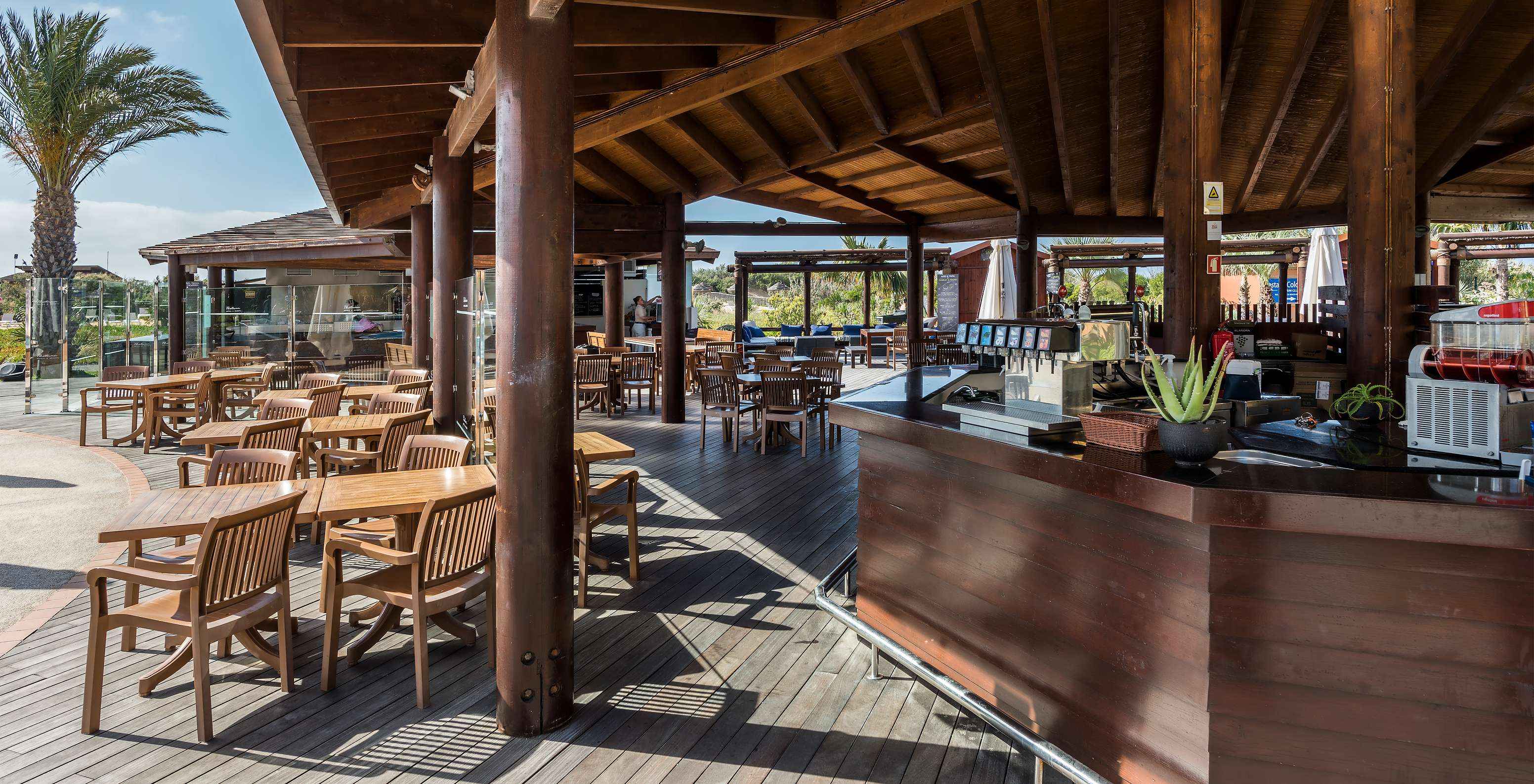 El bar Dunas, del Resort 5 Estrellas en Porto Santo, sirve snacks y bebidas al aire libre, junto a la piscina