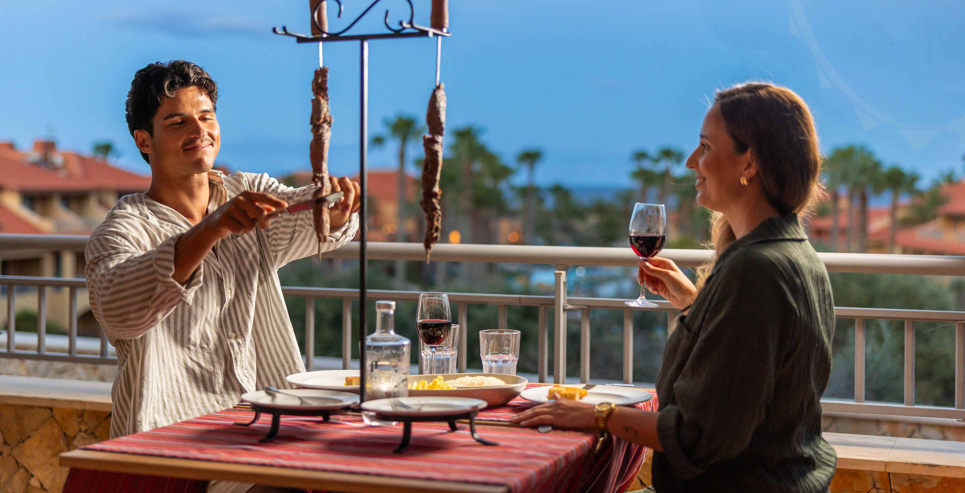 El restaurante Madeira Lovers, del Resort de 5 estrellas en Porto Santo, tiene una terraza con vistas al jardín.