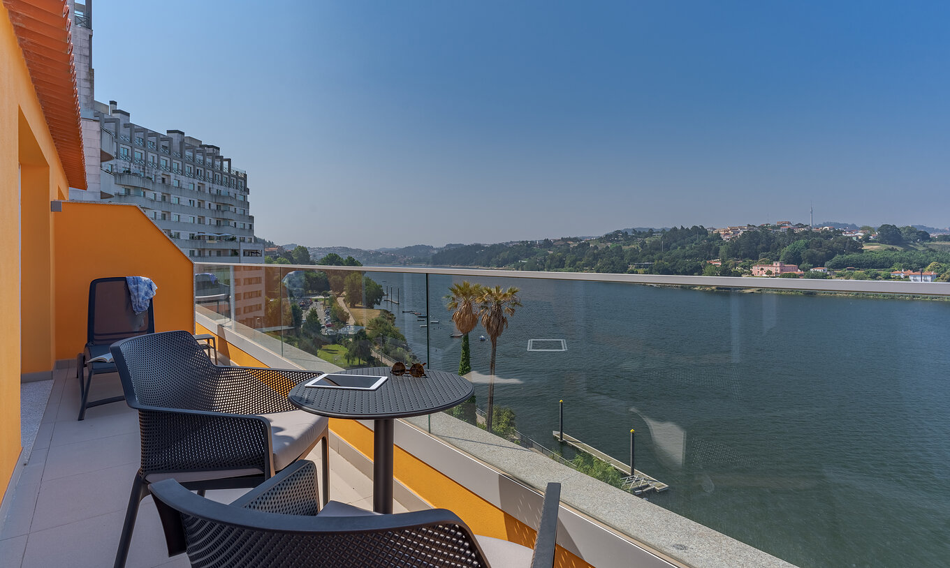 La Suite del Pestana Douro Riverside cuenta con una terraza con vista al Río Douro, con mesa, sillas y tumbonas