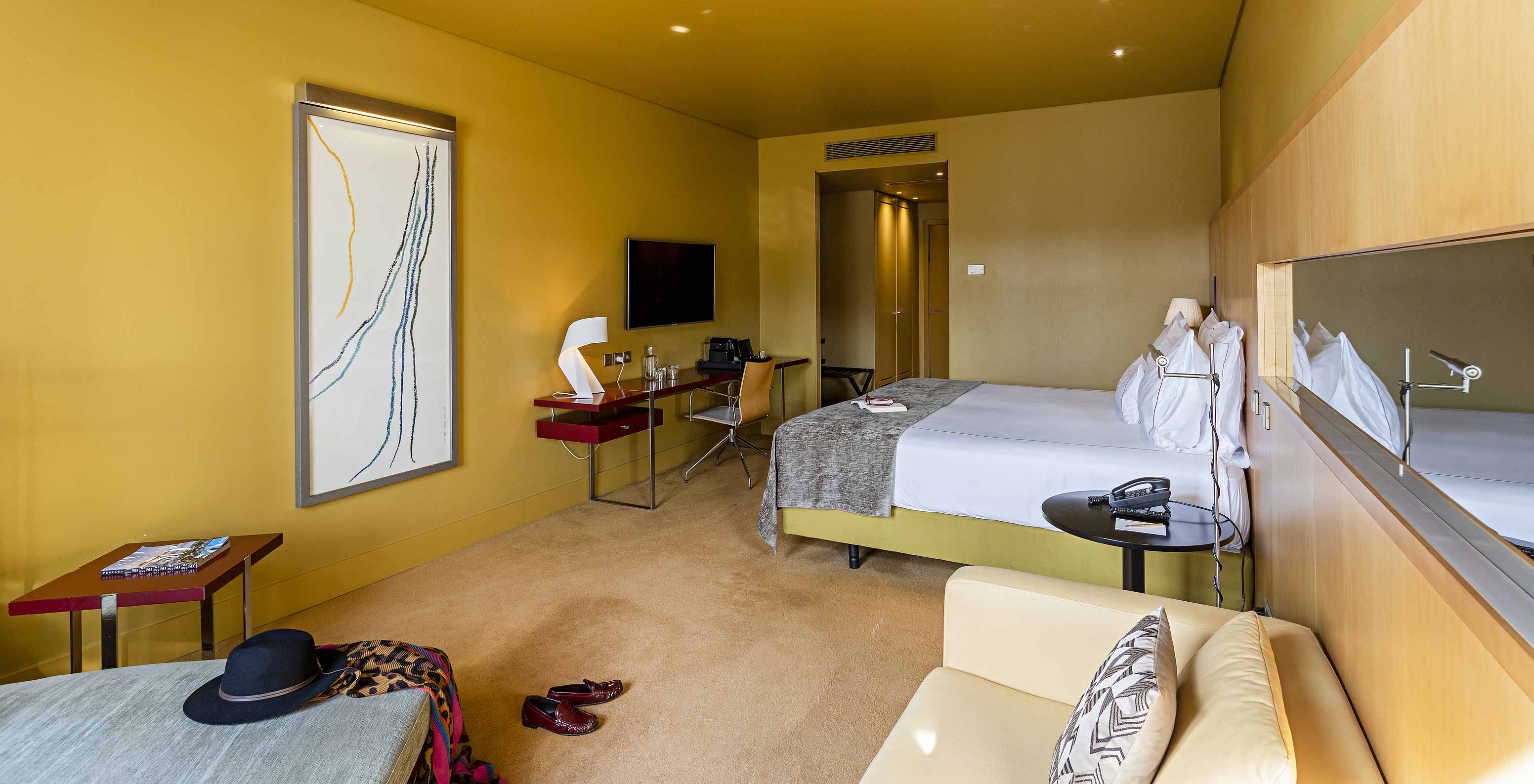 La habitación Superior del Pestana Palácio do Freixo tiene cama doble, sofá cama y escritorio