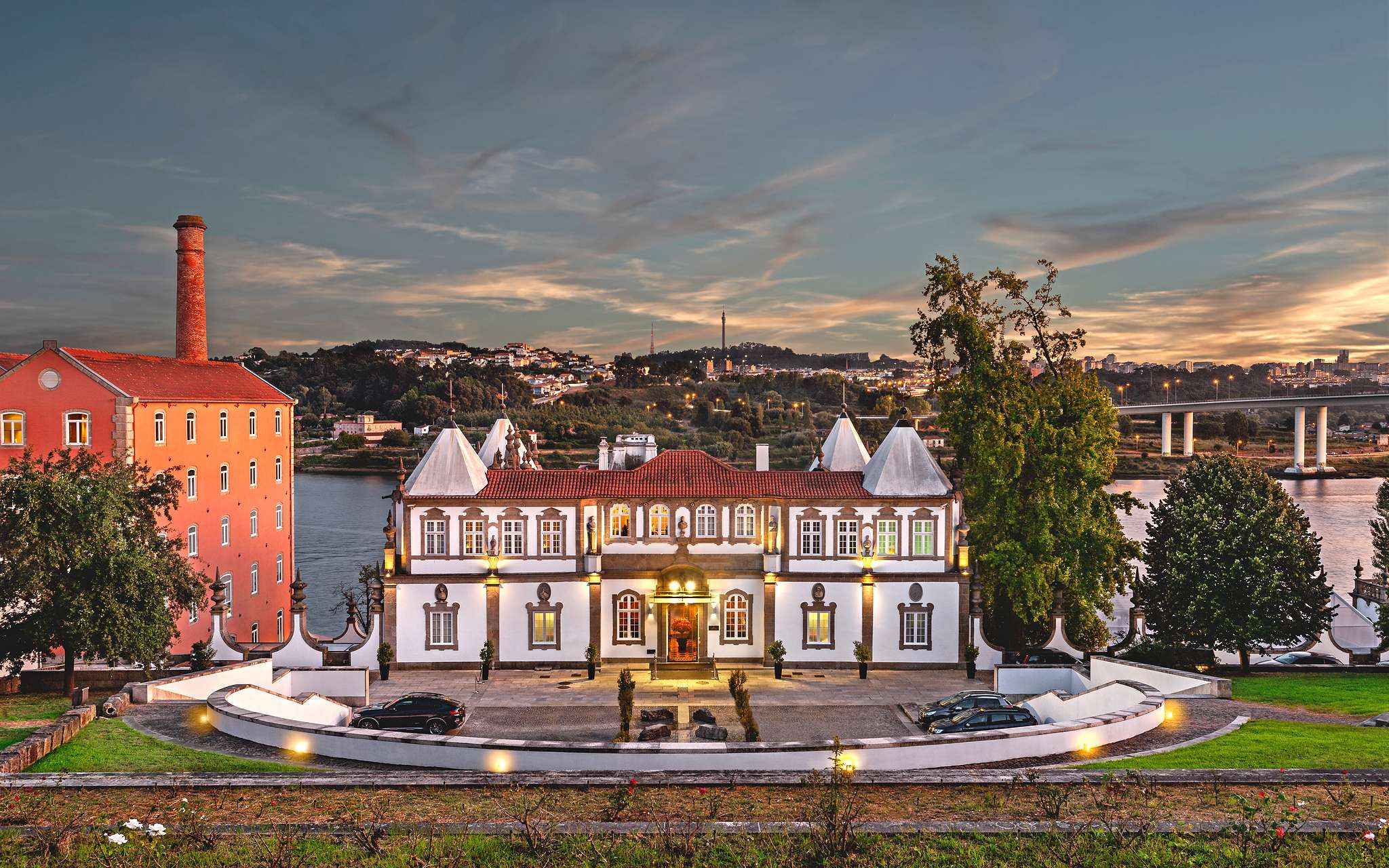 Vista del edificio con el río Douro detrás, de Pestana Palácio do Freixo, hotel de 5 estrellas en Porto, monumento nacional