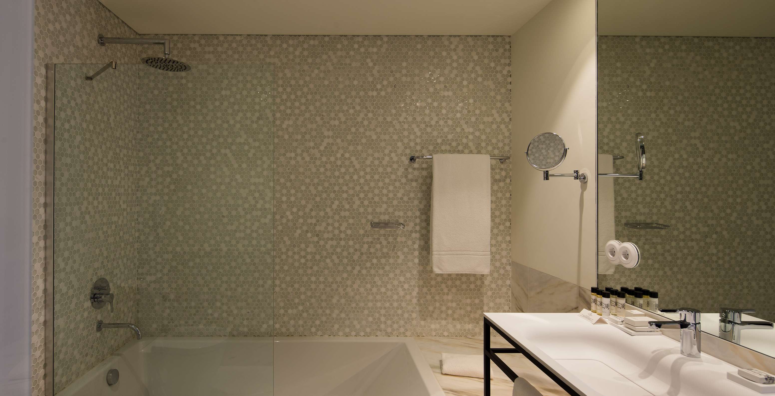 El Deluxe Executive Grand View del Pestana Porto - A Brasileira tiene una bañera grande con ducha con azulejos hexagonales