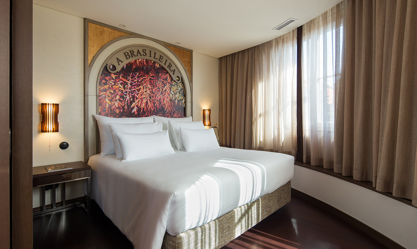 La Master Suite del Pestana Porto - A Brasileira tiene una cama queen size con vista amplia a la Rua Sá da Bandeira