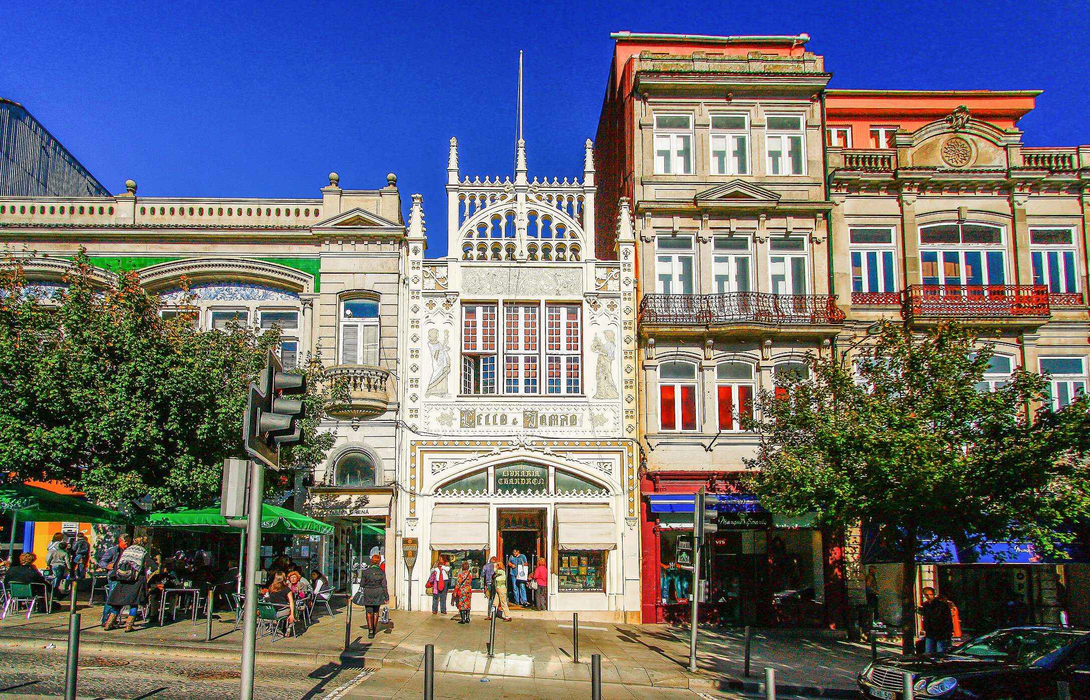 Vista de la Librería Lello, rodeada de visitantes que admiraban la belleza del espacio y la región