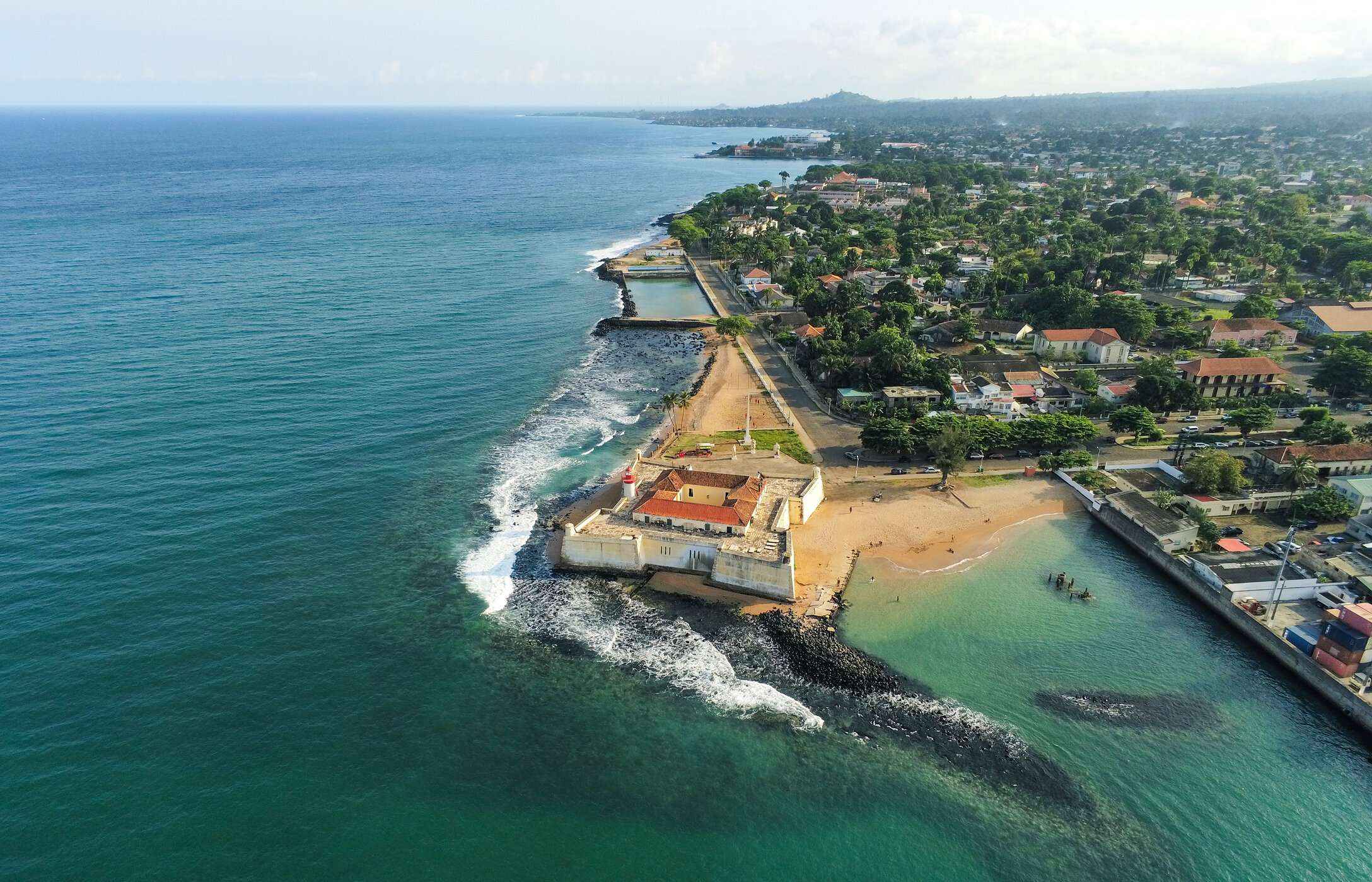 Fuerte de San Sebastián con vista a la bahía de Ana Chaves y la vegetación circundante, entre casas