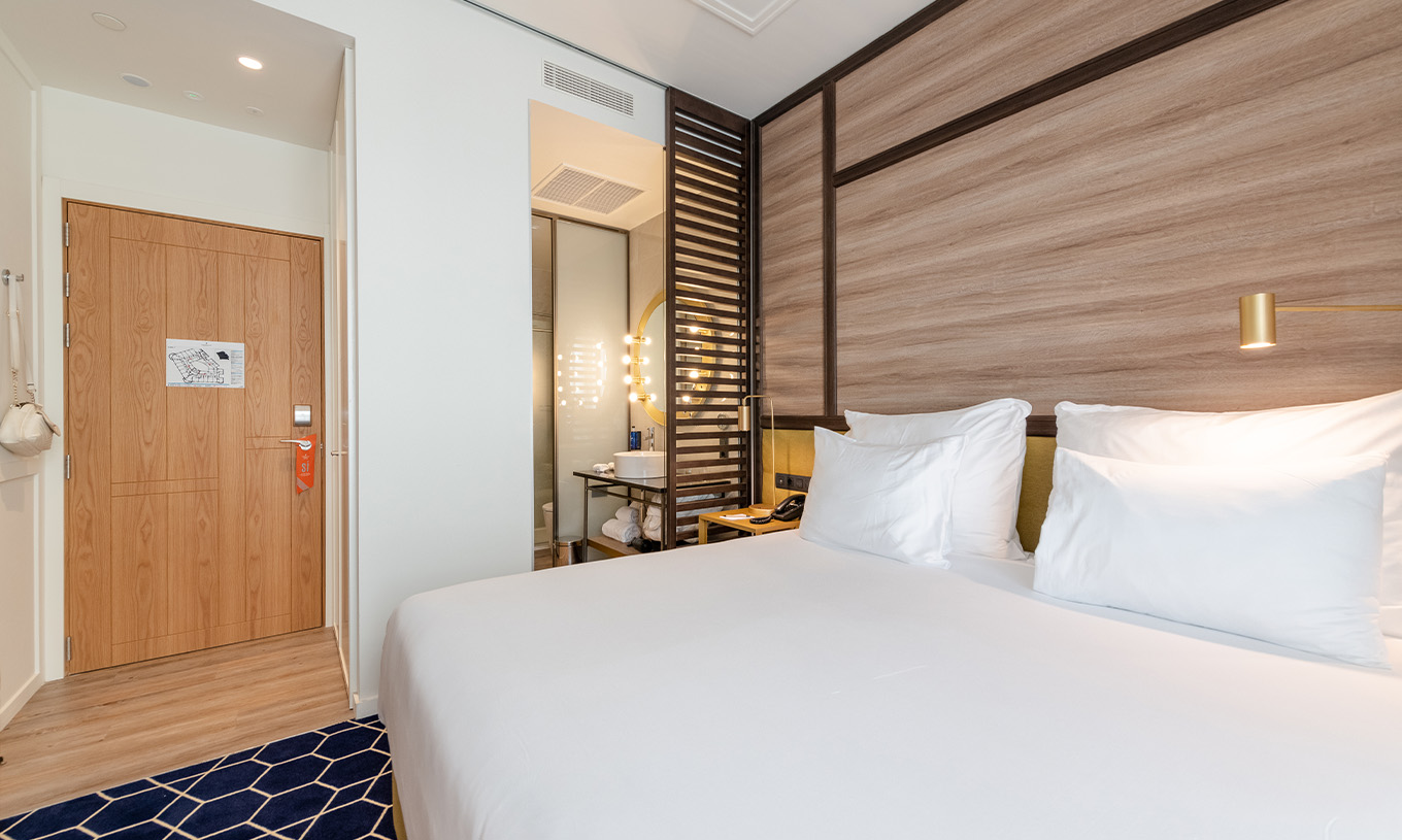 El Premium Grand con Balcón y Vista del Pestana CR7 Gran Vía Madrid tiene cama doble, una divisoria y espejo de luces