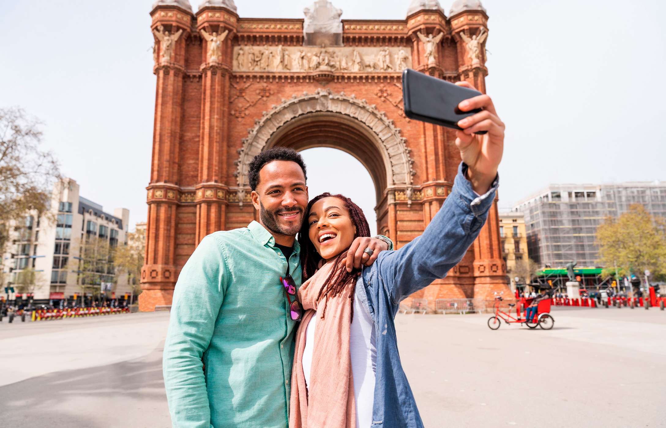 Vista frontal del icónico Arco de Triunfo en Barcelona, en estilo modernista, con sus columnas y detalles arquitectónicos.