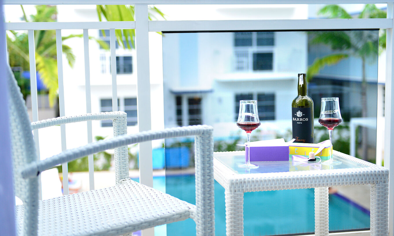 La Suite de dos dormitorios con balcón del Pestana Miami tiene mesa y vista a la piscina.