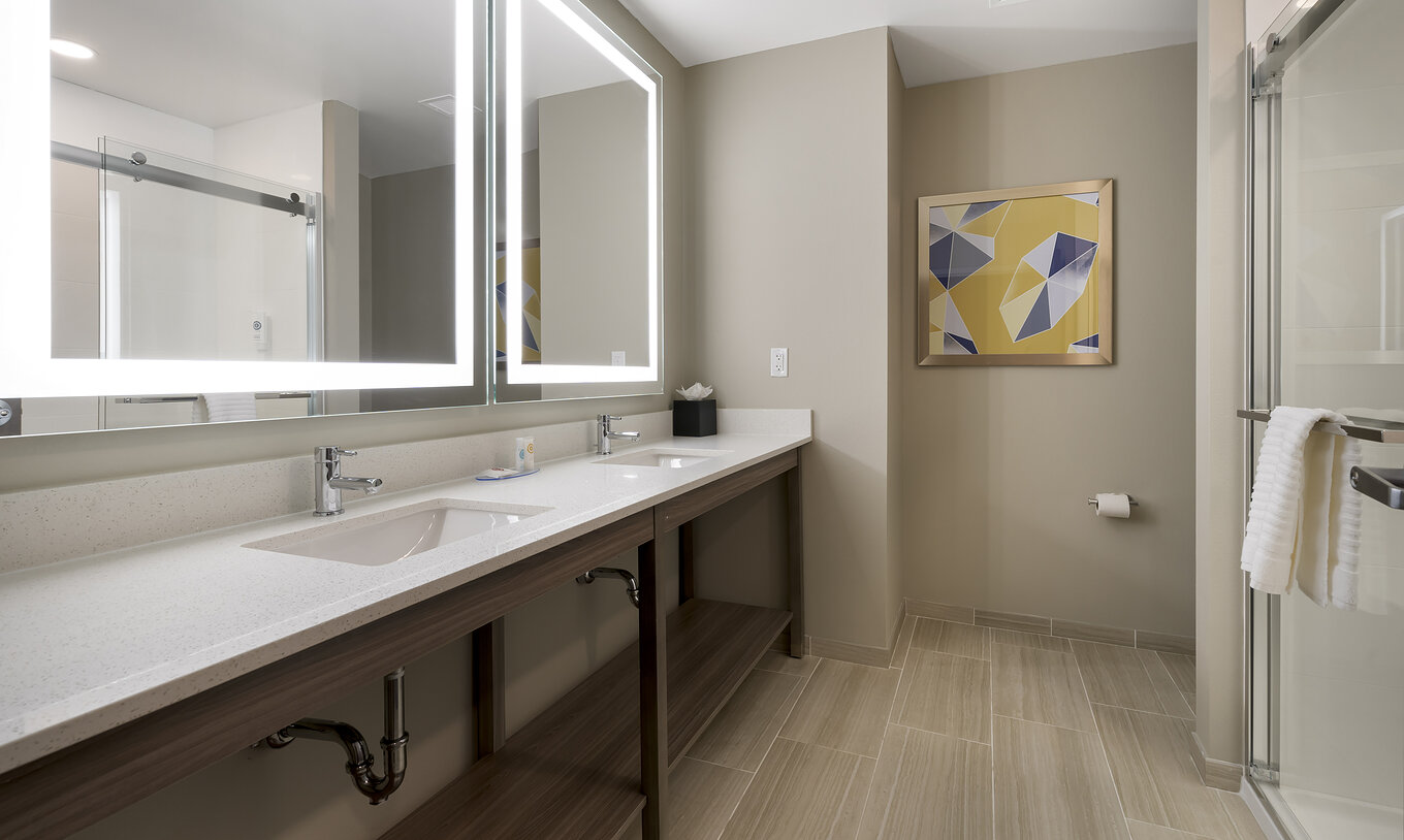 La Suite Master Doble Queen del Pestana Orlando Suites Lake Buena Vista cuenta con baño con dos espejos y lavabo