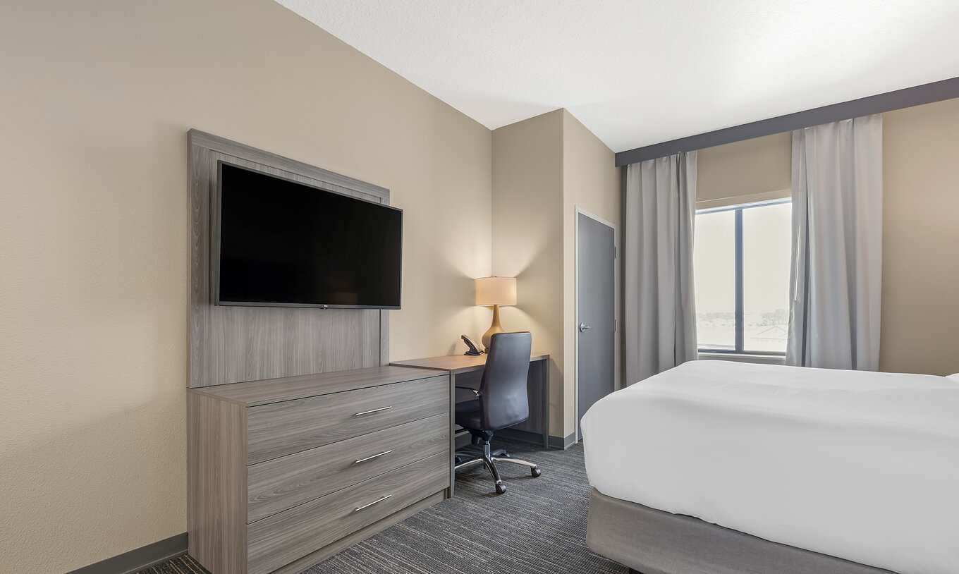 El Cuarto King del Pestana Orlando Suites Lake Buena Vista cuenta con televisión, escritorio y lámpara